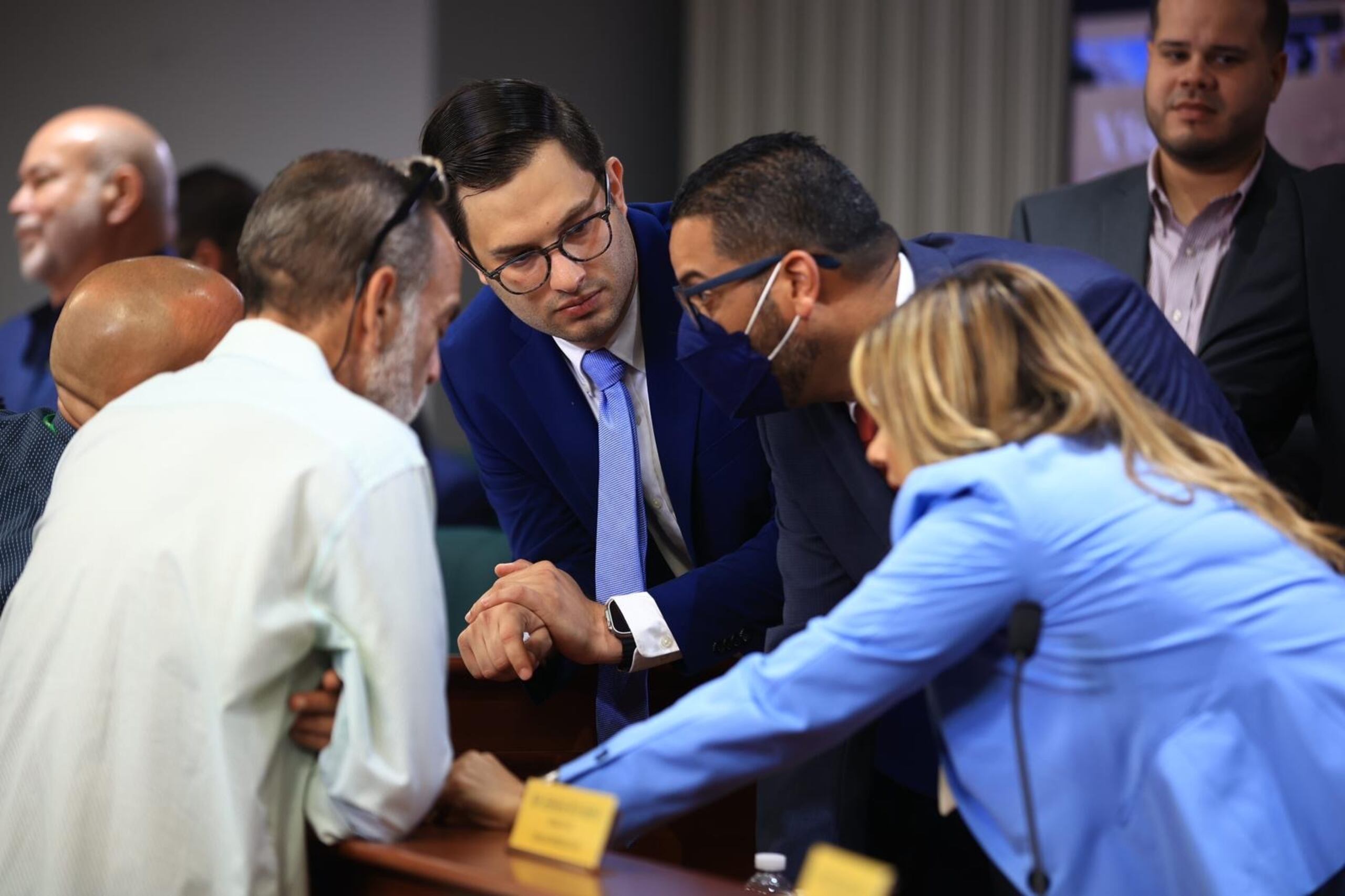 El presidente de la Comisión Anticorrupción e Integridad de la Cámara de Representantes, Héctor Ferrer Santiago, junto al representante popular Jesús Manuel Ortiz, durante la vista pública.