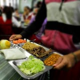 Agencias se echan la culpa por retraso en subasta de alimentos para comedores escolares