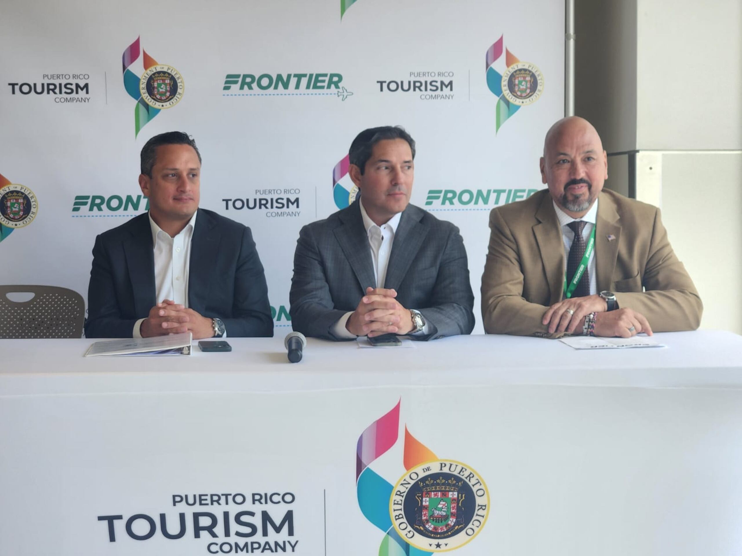 El director de la Compañía de Turismo, Carlos Mercado; el principal oficial ejecutivo de Aerostar, Jorge Hernández, y el gerente de ventas internacionales de Frontier, Alfredo González, dan detalles de las nuevas rutas.