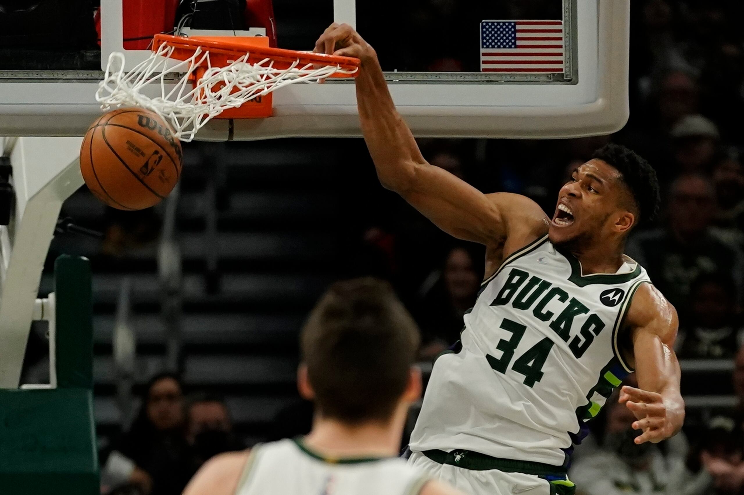 Con su característica agresividad, Giannis Antetokounmpo donquea un balón durante la primera mitad el partido del miércoles de sus Bucks ante los Hornets de Charlotte.