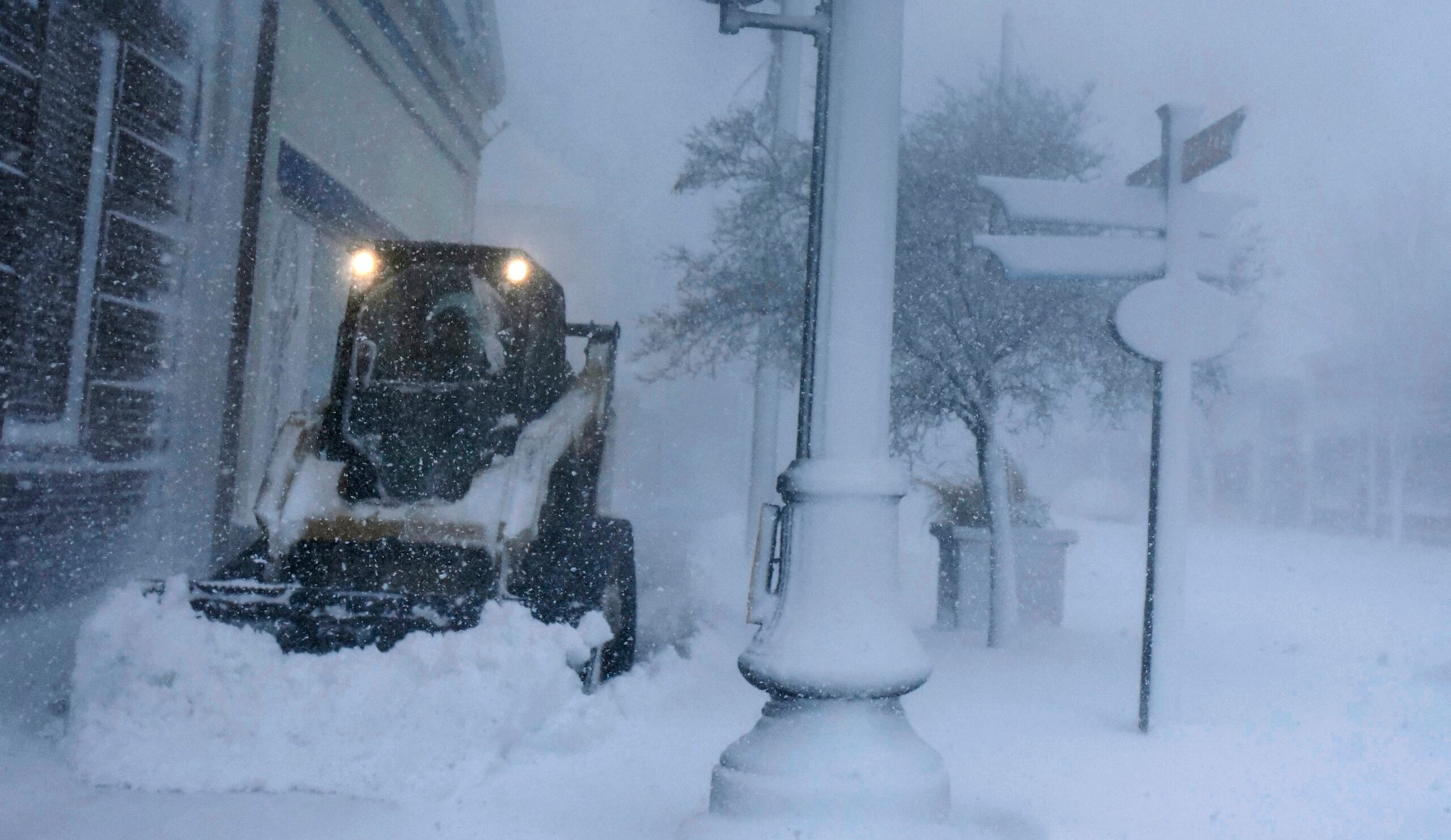 Un empleado del municipio trabaja para retirar la nieve de las aceras en la calle principal de Hyannis, Massachussetts luego de la intensa nevada que ha caído en la zon desde la noche del viernes.