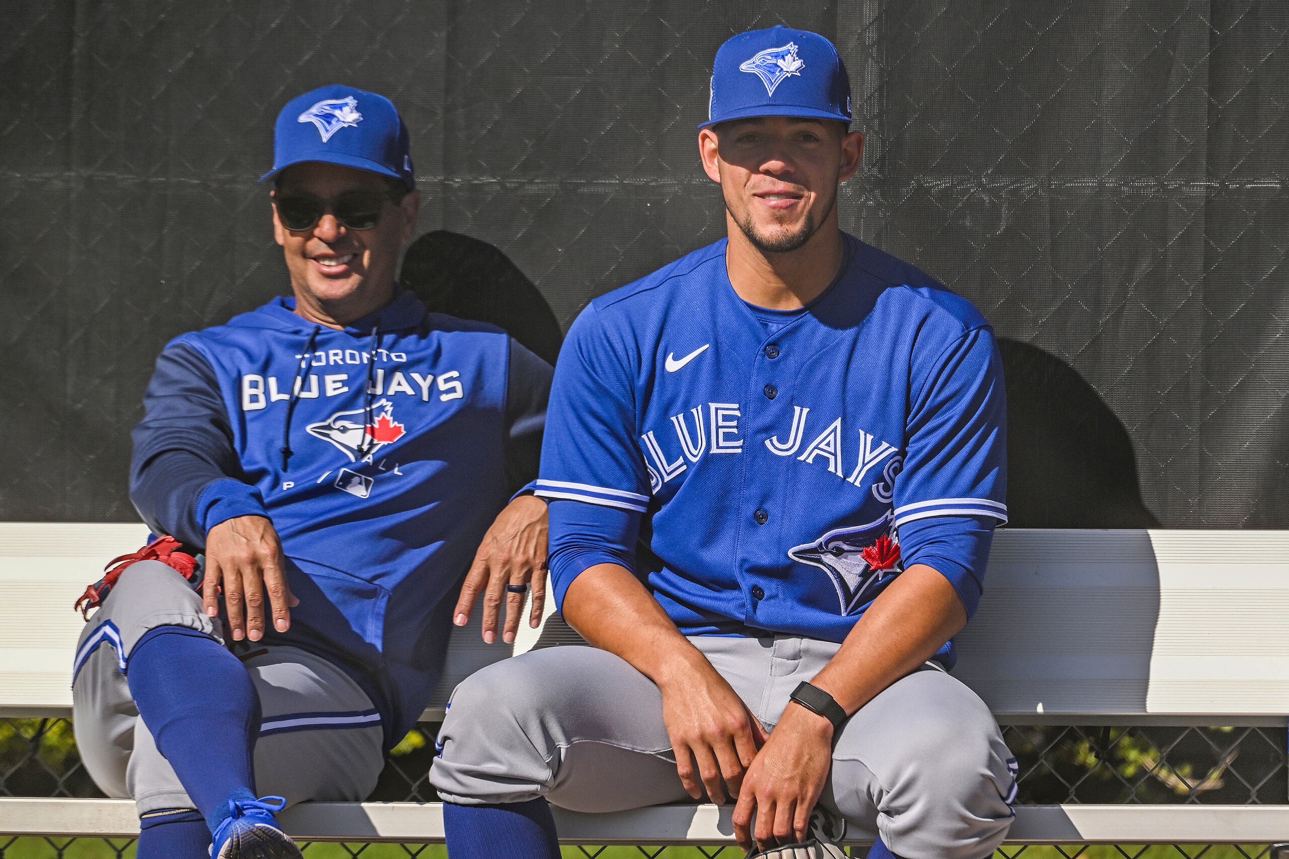 Charlie Montoyo observa a uno de sus lanzadores realizando un bullpen en compañía de su otro lanzador, José Berríos.