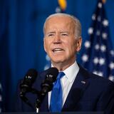 Biden concede indulto a mujer que mató a su marido en defensa propia 