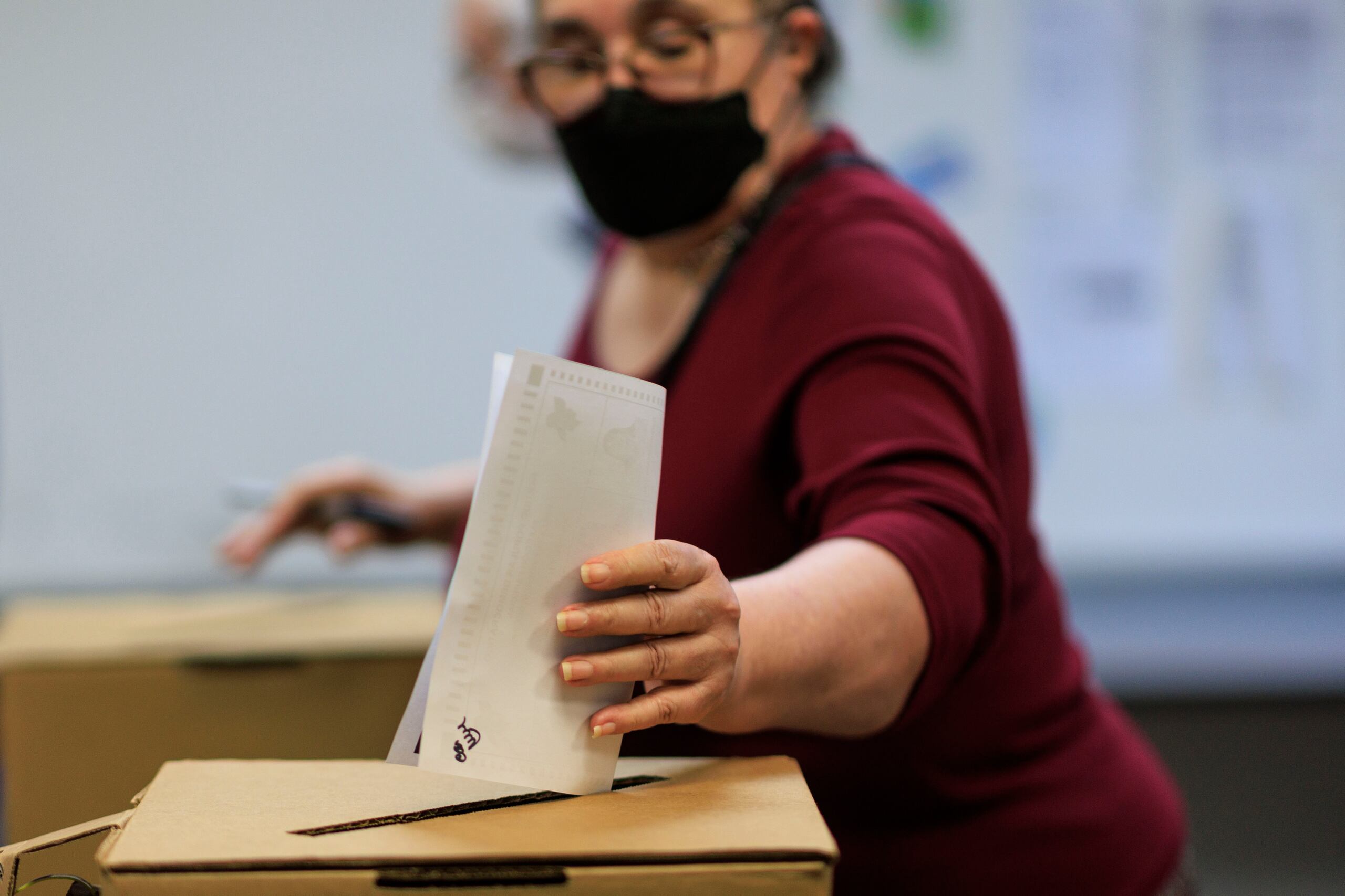 Desde temprano, los militantes del Partido Popular Democrático han acudido a ejercer su derecho al voto.