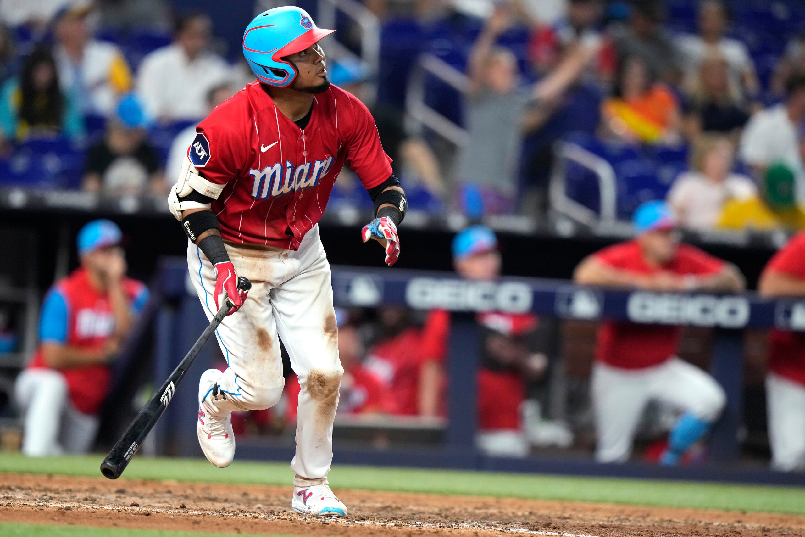 El venezolano de los Marlins, Luis Arráez, batea 399 en sus primeros 61 juegos de la temporada 2023.