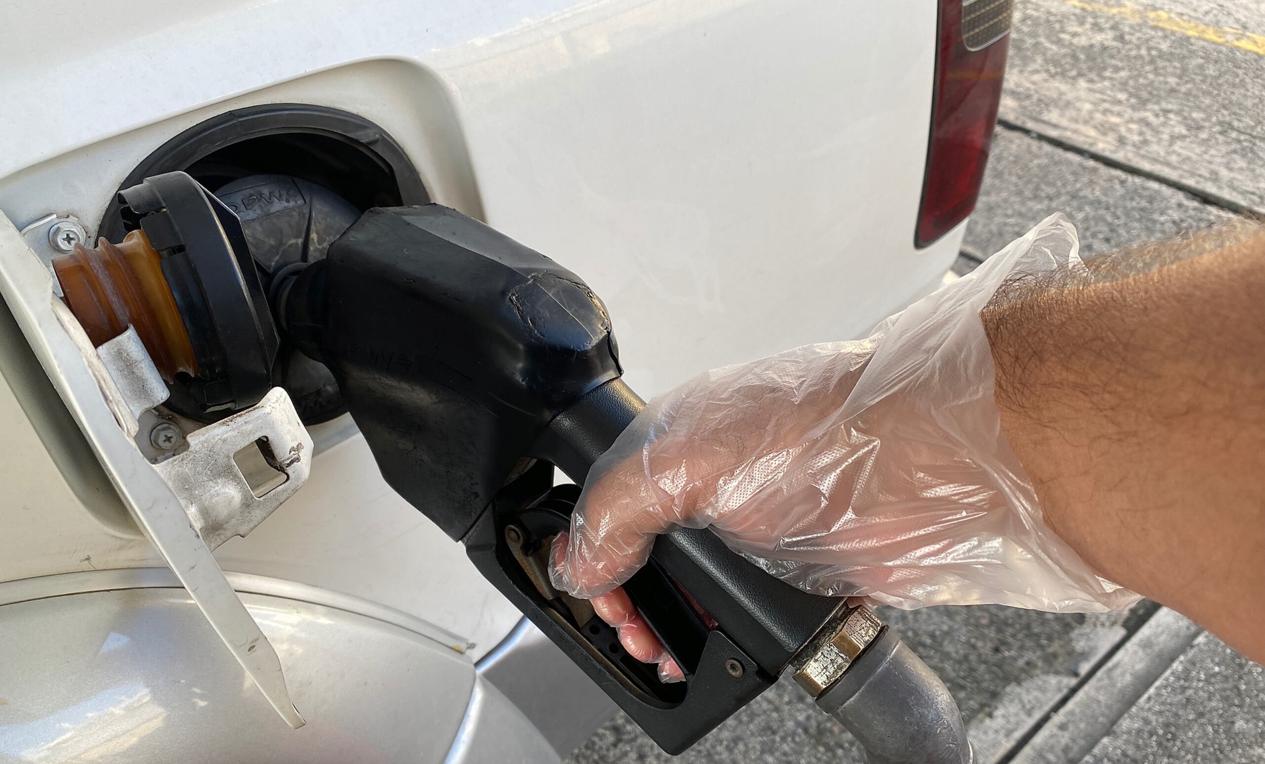 Los precios de la gasolina llevan en descenso un mes debido a que han bajado los costos del petróleo crudo, explicó Trilby Lundberg de Lundberg Survey.