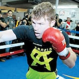 Canelo Álvarez y Caleb Plant se entran a golpes en medio de evento para promocionar su pelea