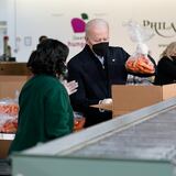 Joe Biden y la primera dama visitan banco de alimentos en el Día de Martin Luther King Jr