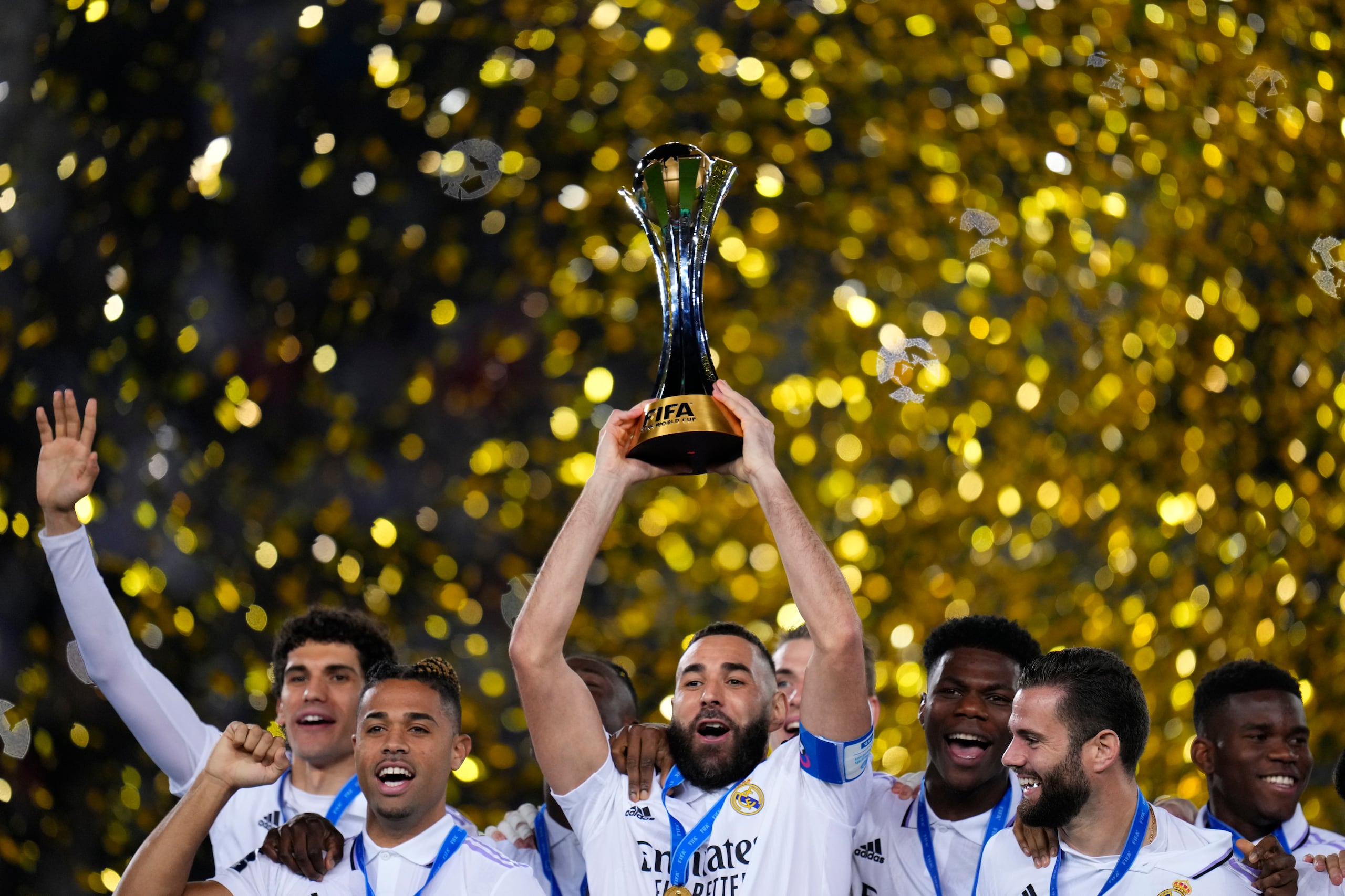 Karim Benzema del Real Madrid levanta la copa del Mundial de Clubes, tras la victoria sobre el Al Hilal de ARabia Saudí, el sábado 11 de febrero de 2023 en Rabat (AP Foto/Manu Fernández)