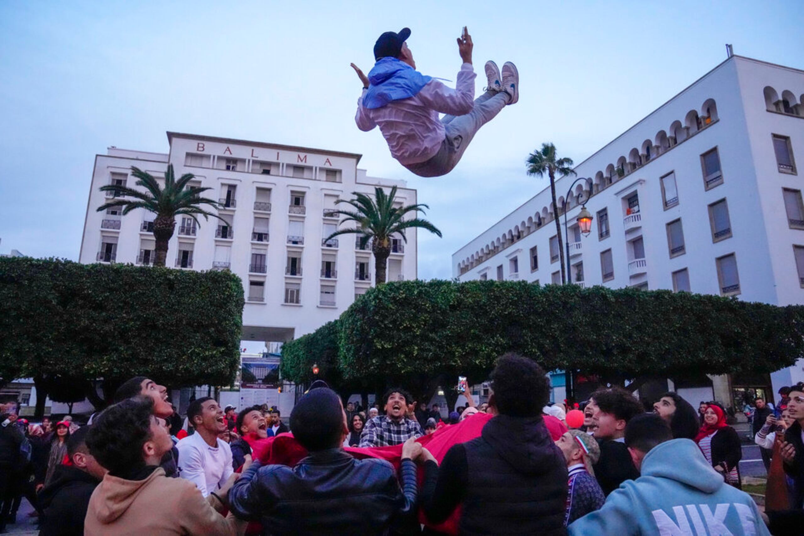 Marroquíes festejan luego de clasificar a las semifinales del Mundial.