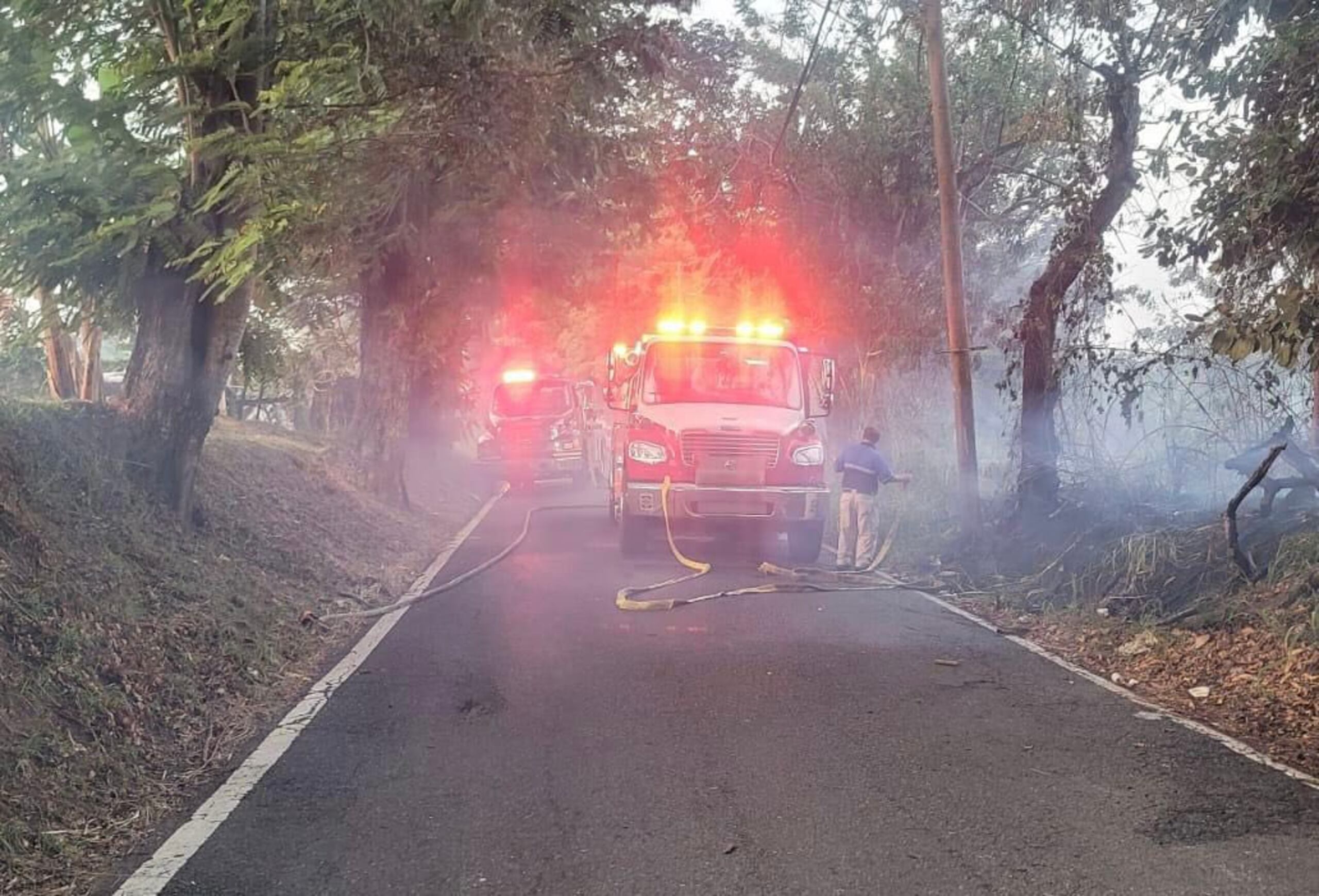 El incendio obligó a los Bomberos en cerrar la carretera PR-617 por falta de visibilidad.