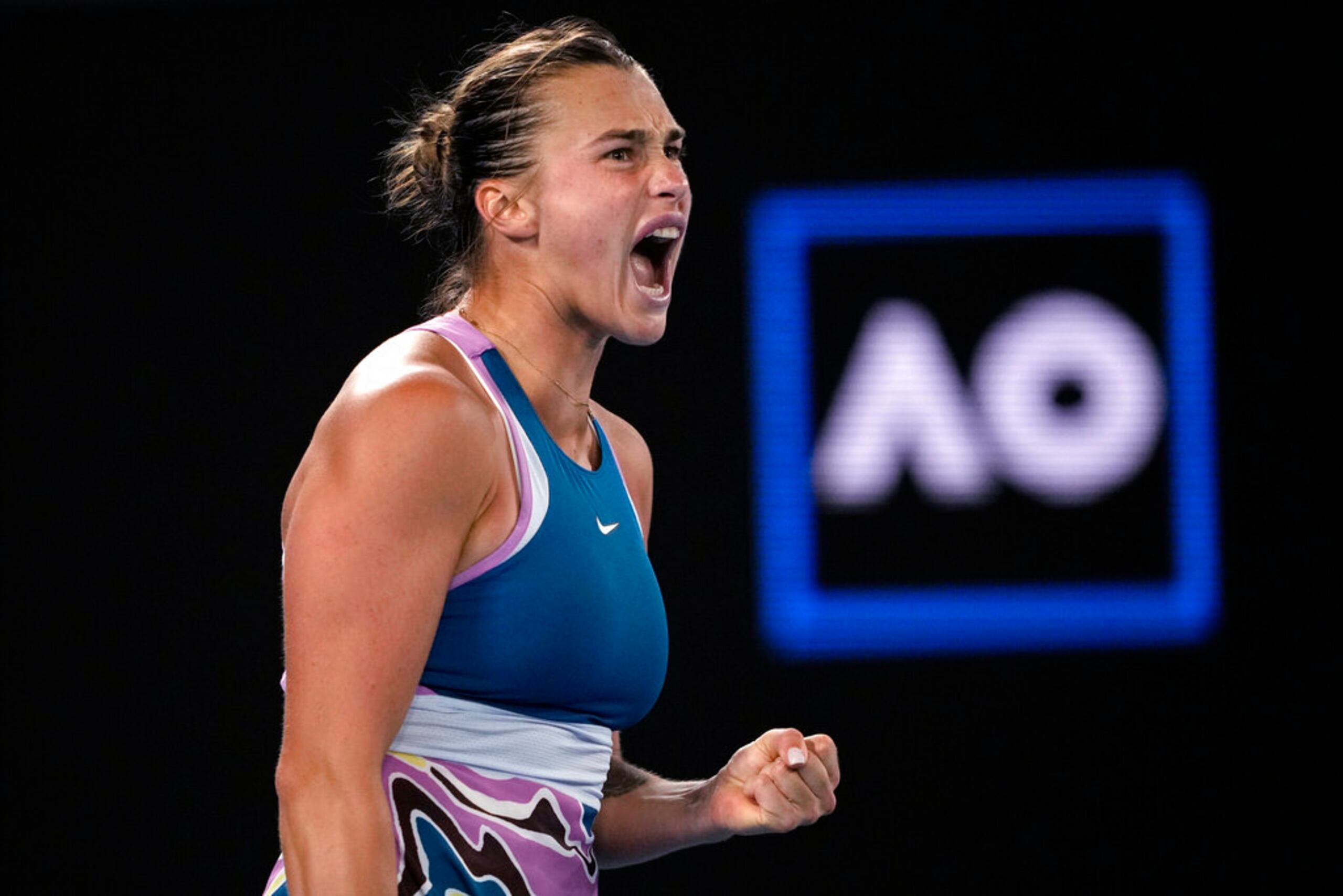 Aryna Sabalenka celebra un punto durante la semifinal contra Magda Linette en el Abierto de Australia.