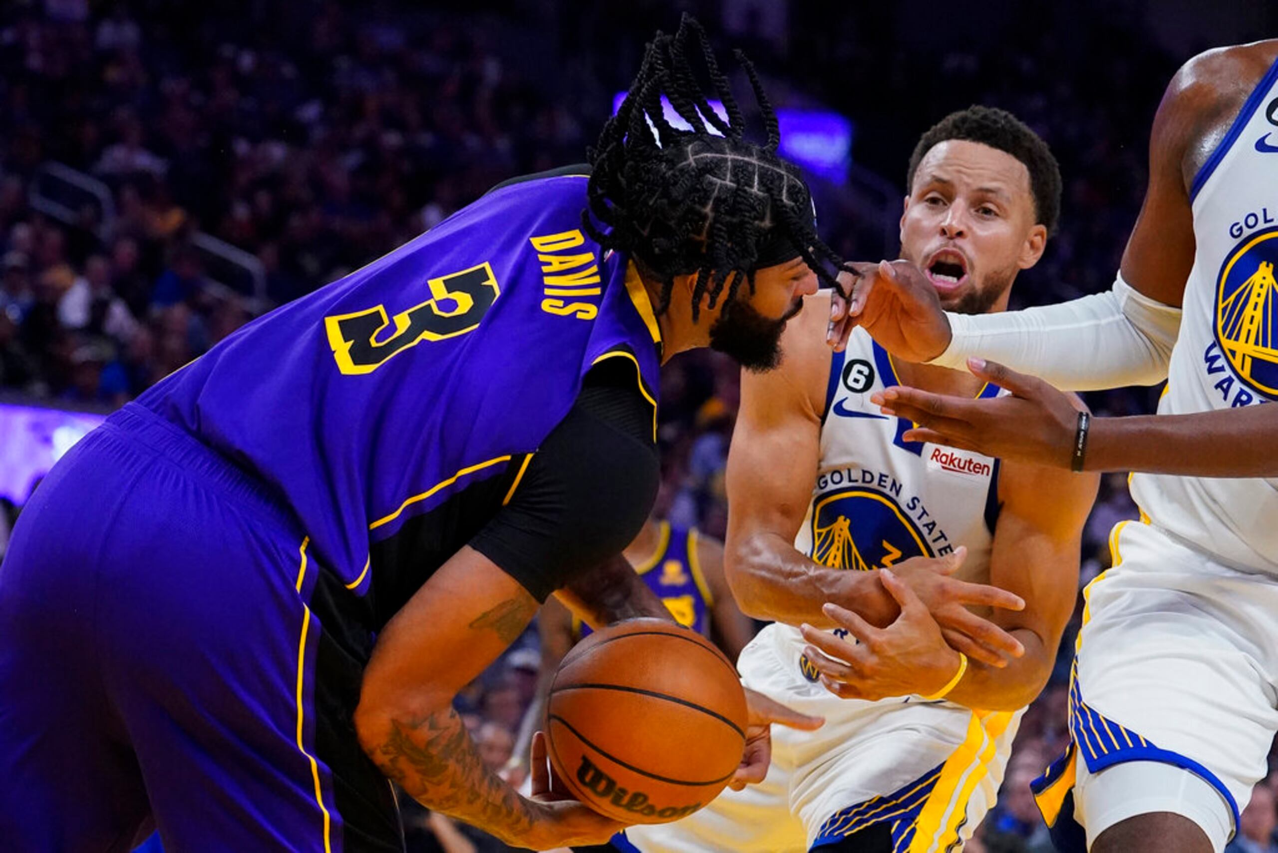 Anthony Davis y Stephen Curry compiten por la posesión del balón durante la segunda mitad del partido en San Francisco, el 18 de octubre de 2022.