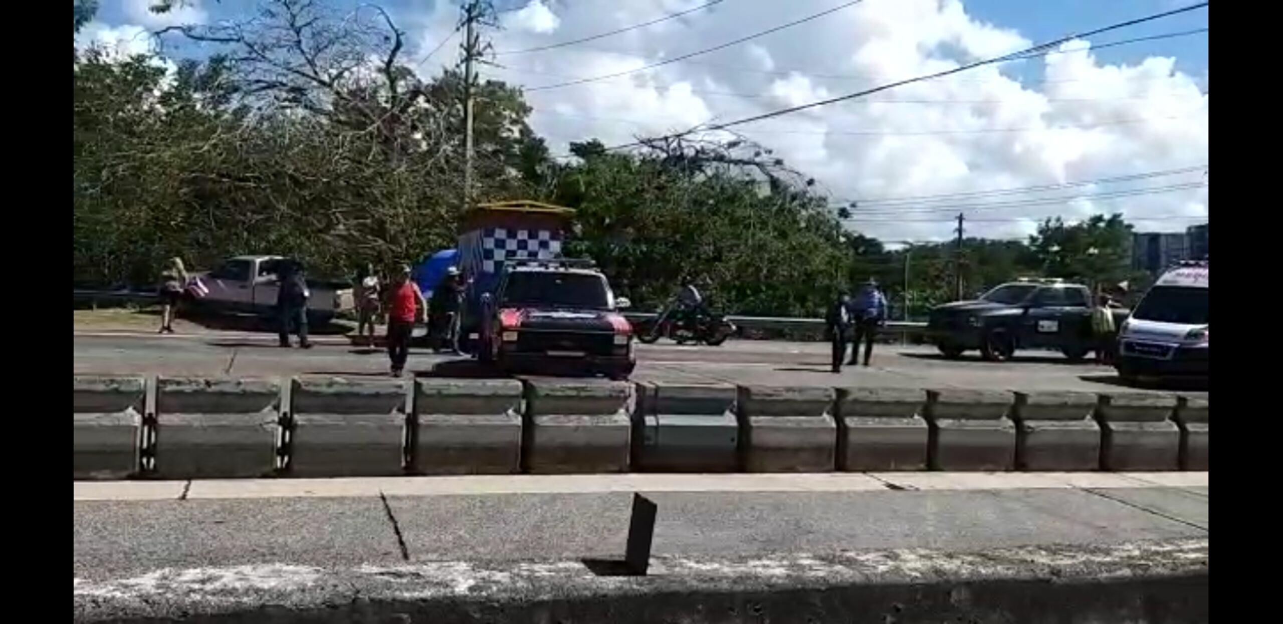 Una grúa y un carretón obstruyen el paso en el expreso Las Américas en dirección de Río Piedras a San Juan.