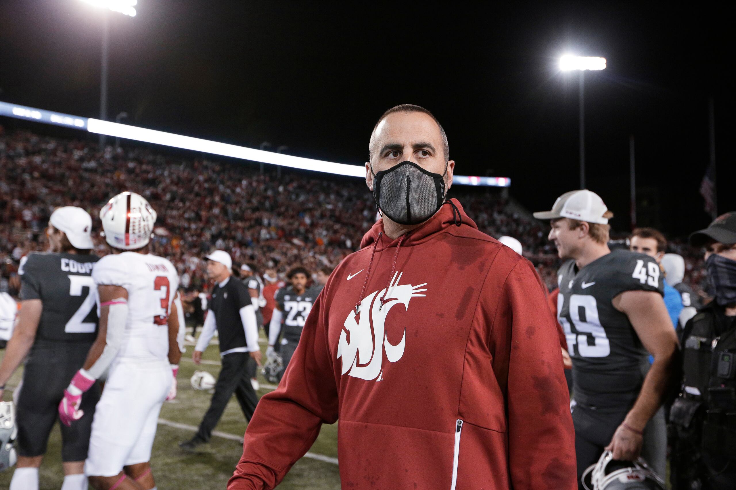 Nick Rolovich fue despedido por negarse a recibir la vacuna contra el COVID-19, que es obligatoria en el estado de Washington.