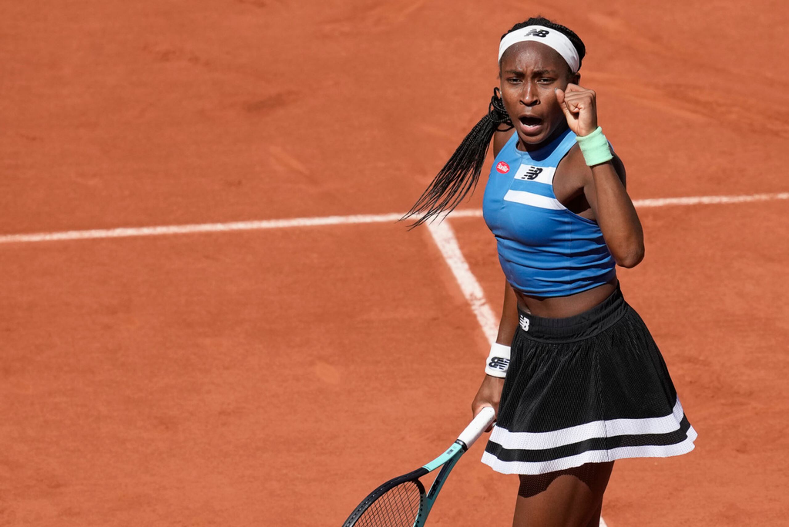 La estadounidense Coco Gauff celebra tras ganar el duelo de tercera ronda ante la rusa Mirra Andreeva.