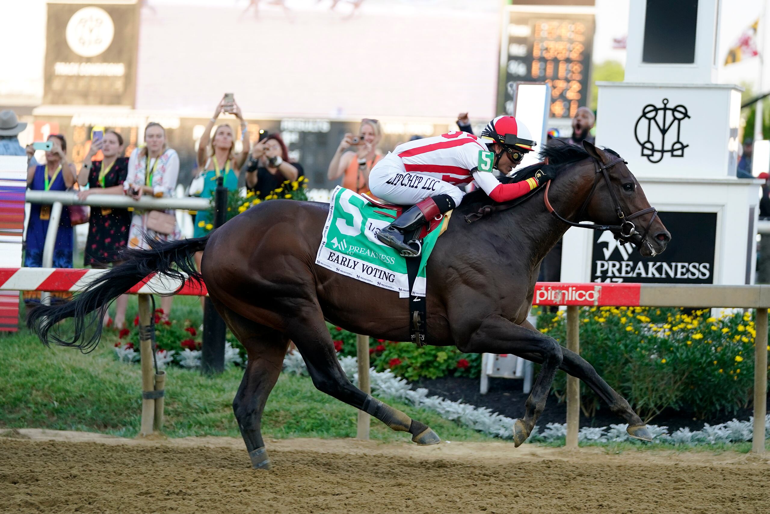 El ganador del Preakness, Early Voting, fue entrenado por el acusado.