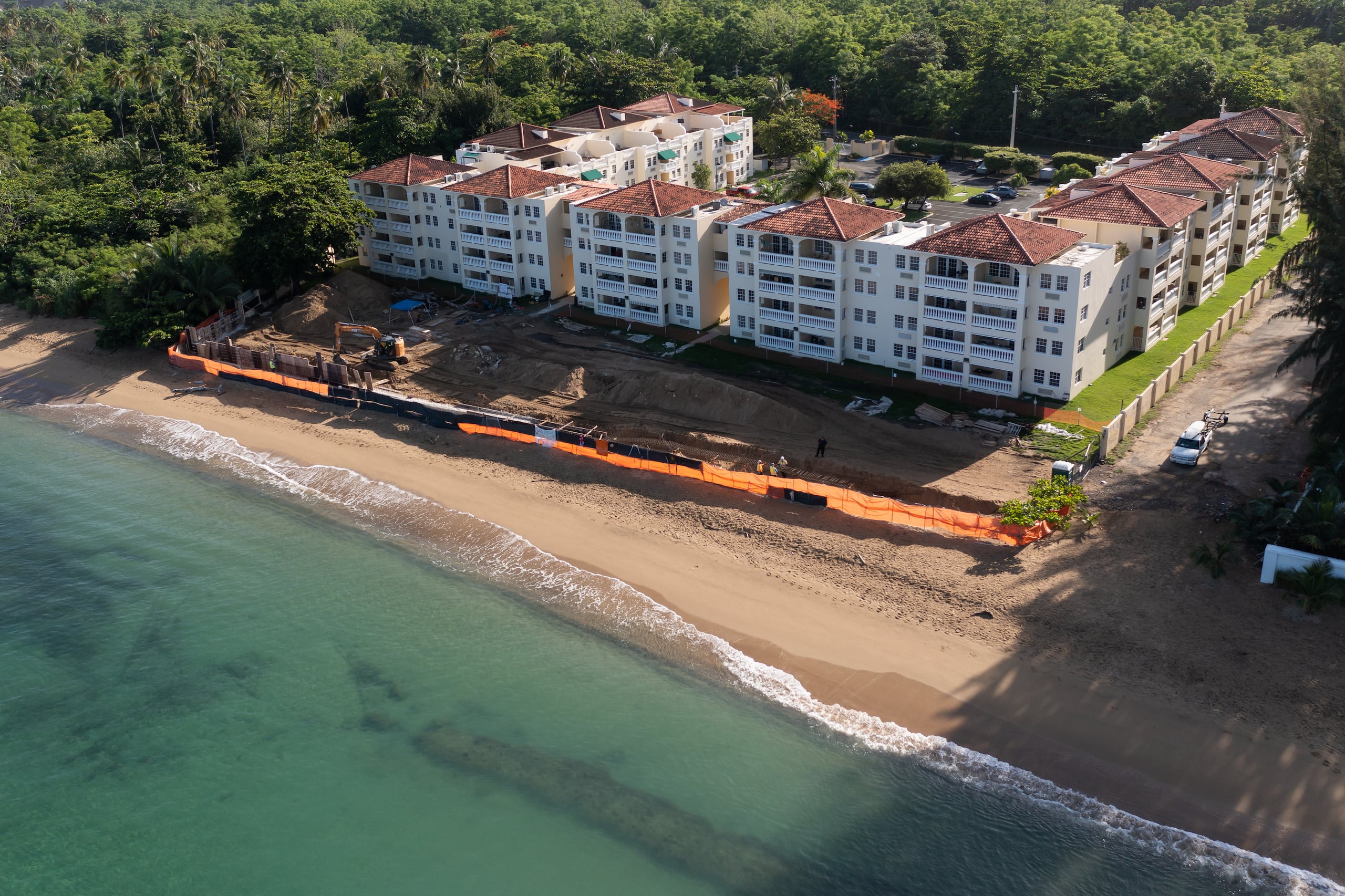 Parte de las áreas de construcción entre el edificio y la orilla de la playa en Rincón.