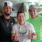 Raymond Arrieta comienza a caminar junto con Álex Cora y Eddie Rosario