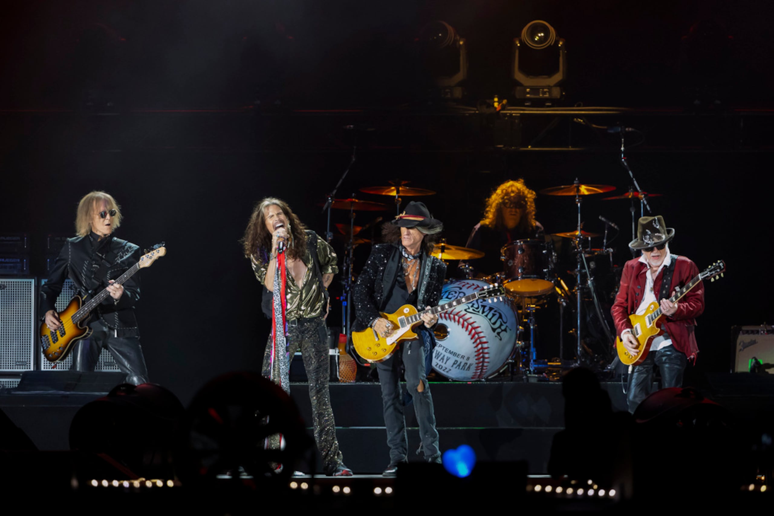 Tom Hamilton, Steven Tyler, Joe Perry, John Douglas y Brad Whitford de Aerosmith, durante su presentación el 8 de septiembre de 2022 en el Fenway Park de Boston.