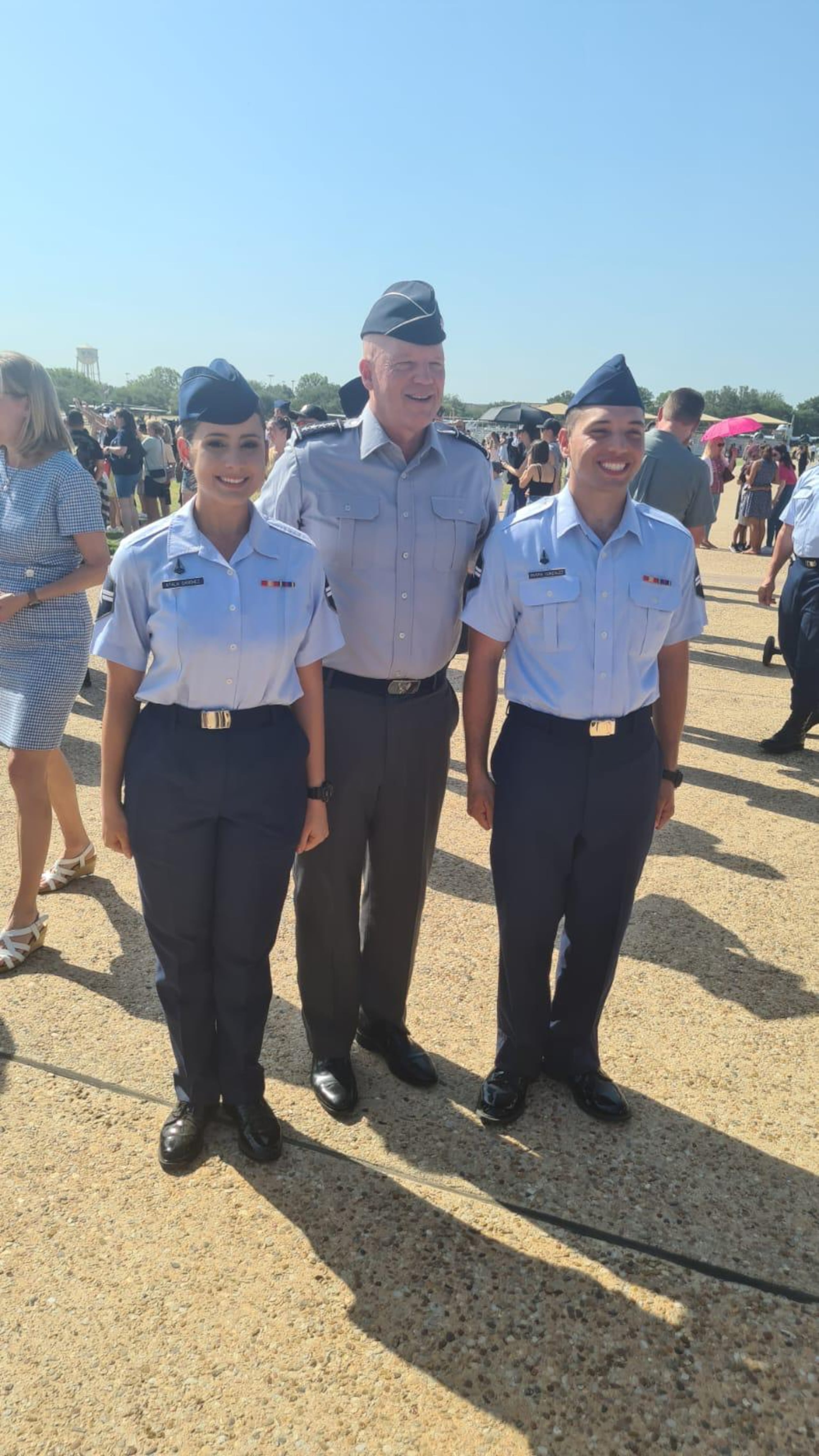 El general de la Fuerza Espacial de los Estados Unidos, John Raymond, junto a Kimberly y Edgar Rivera, quien también es boricua.