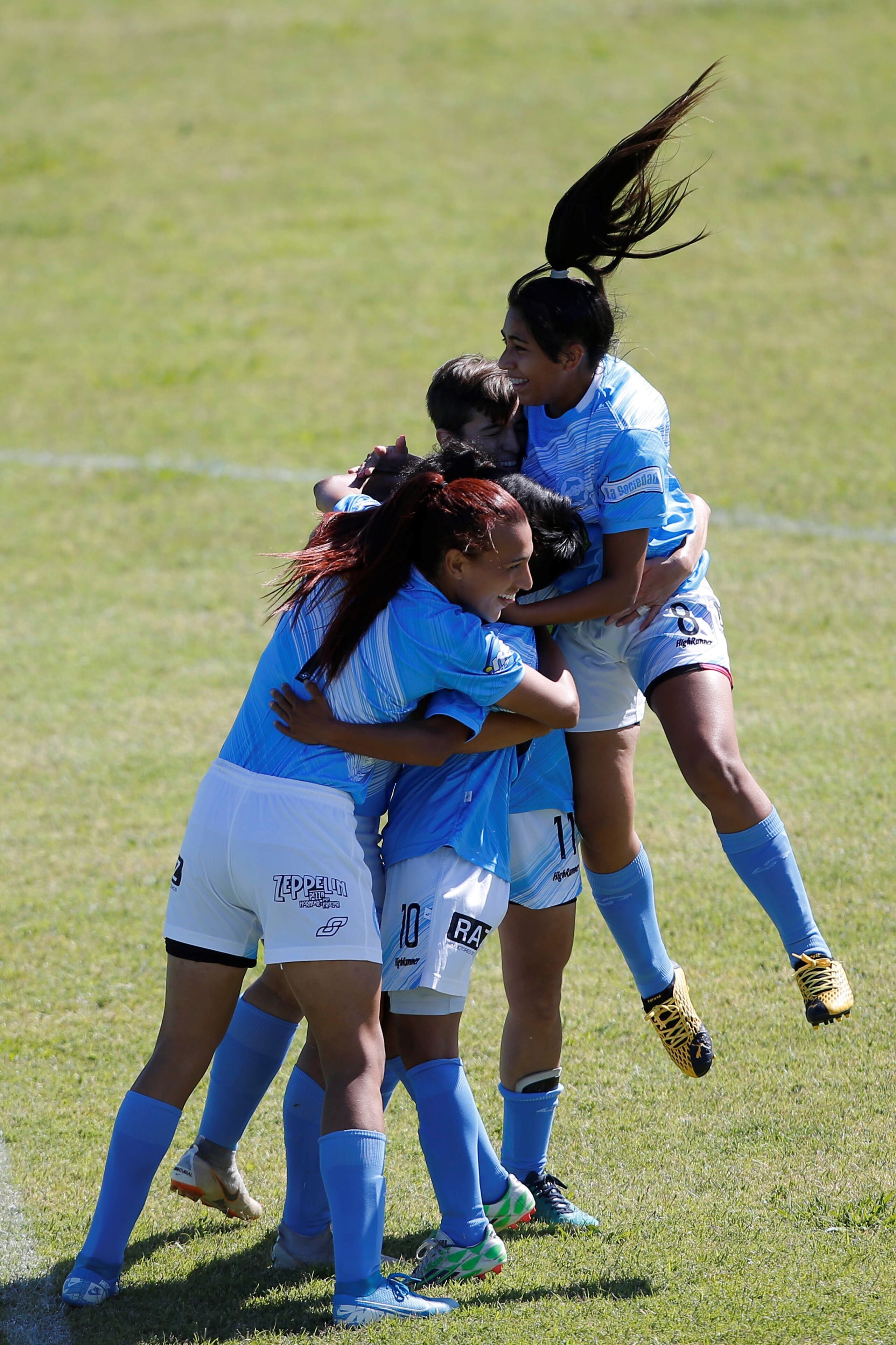 AME3686. BERISSO (ARGENTINA), 07/12/2020.- La jugadora argentina transgénero Mara Gómez (i) celebra hoy con sus compañeras una anotación contra Lanús durante su debut con Villa San Carlos en un partido oficial por la Liga femenina en Berisso, Buenos Aires (Argentina). Gómez hizo historia este lunes al convertirse en la primera trans en jugar en un torneo profesional en la Argentina. EFE/Demian Alday Estévez