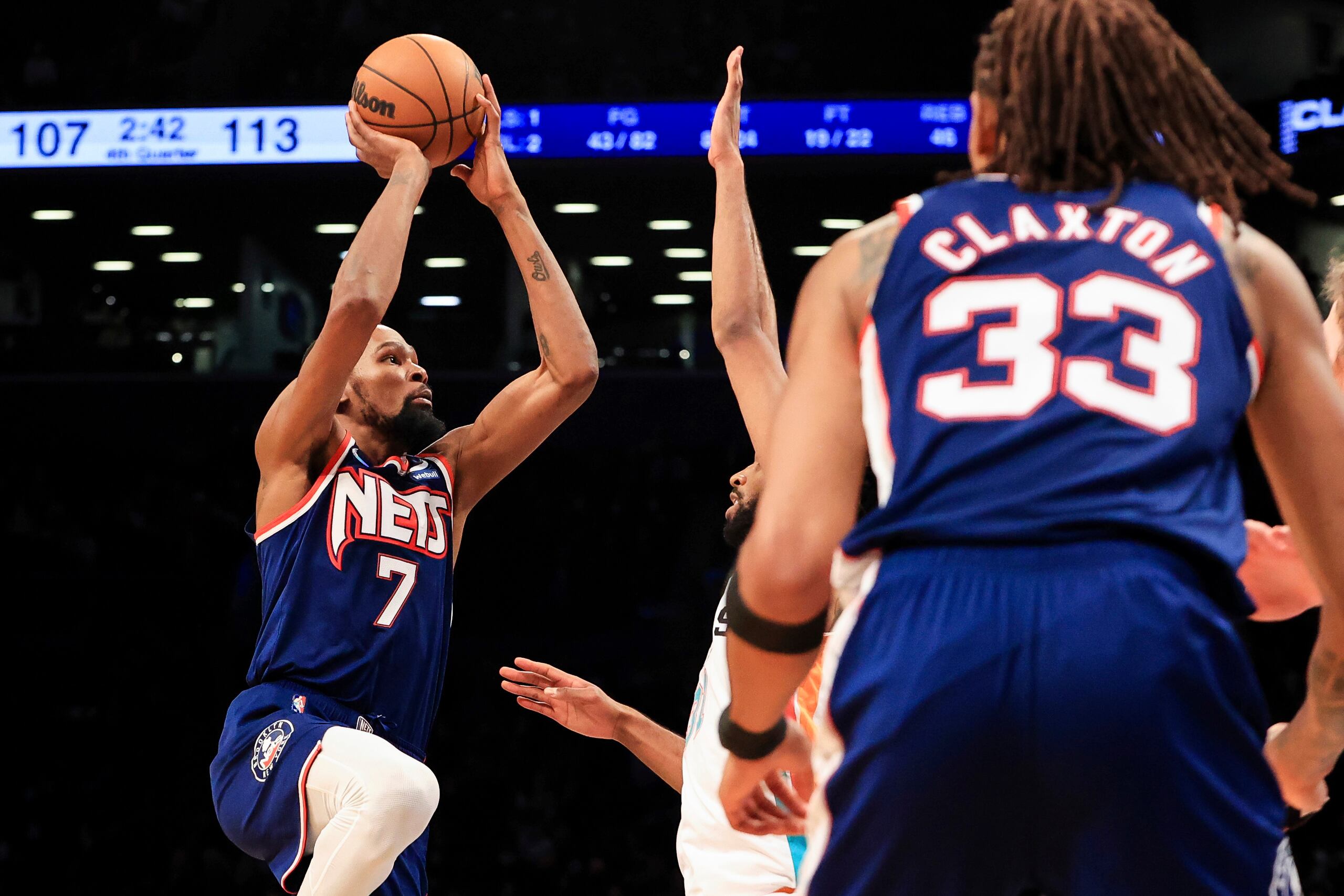 Kevin Durant, de los Nets, intentando un canasto en un partido de esta temporada, ha tenido un año de altas y bajas debido a lesiones.