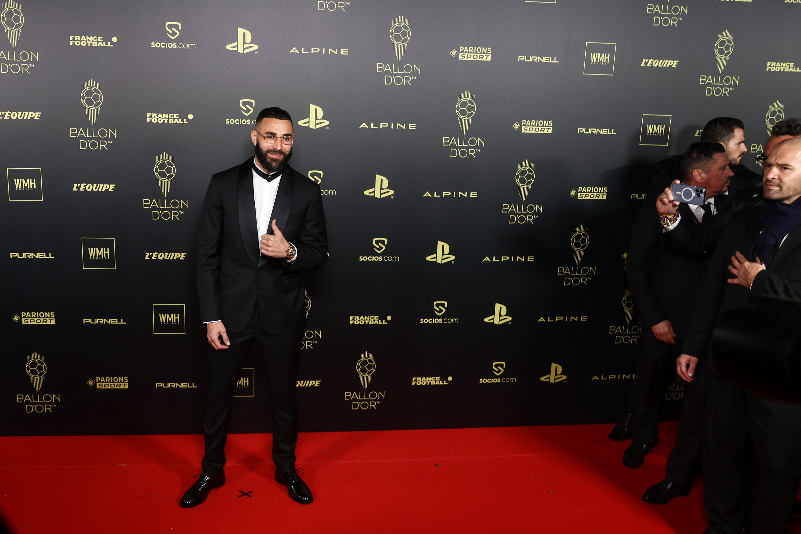 El francés del Real Madrid, Karim Benzema, posa en la alfombra roja previo a recibir el premio Balón de Oro, que reconoce al mejor jugador del mundo futbolístico.