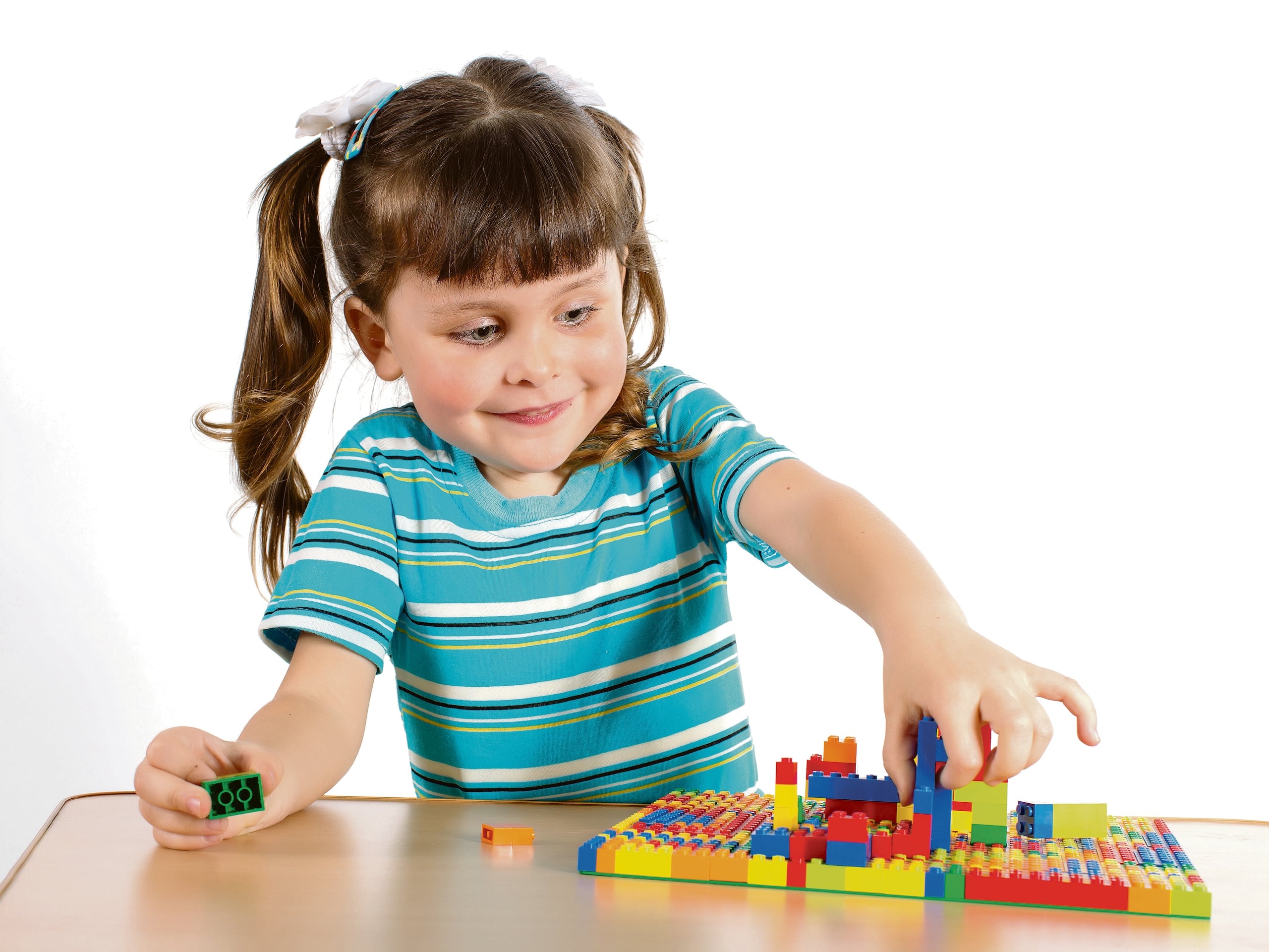 Los bloques o Legos ayudan al desarrollo motor fino y la escritura.