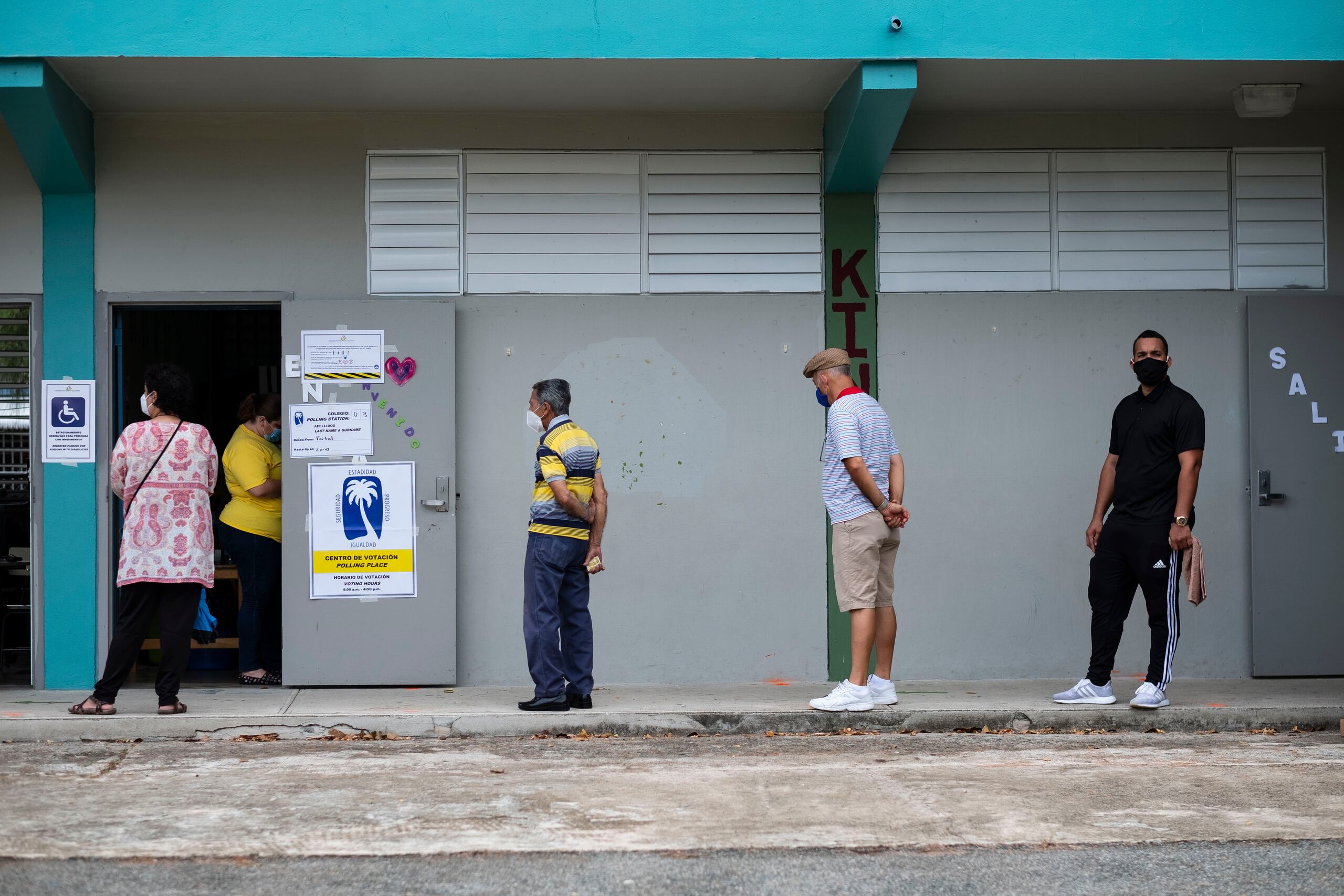 Electores de la Escuela Ramón Marín de Guaynabo realizaron la fila el pasado domingo para votar en las primarias del PNP.