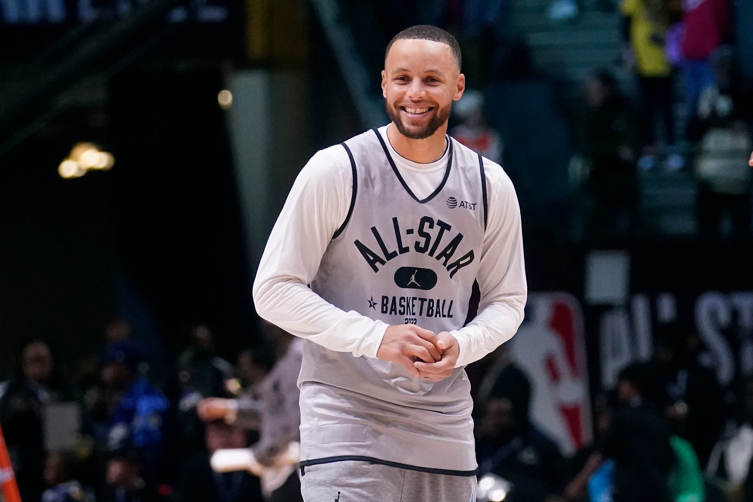 Stephen Curry s todo sonrisas durante la sesión de calentamiento en Cleveland.