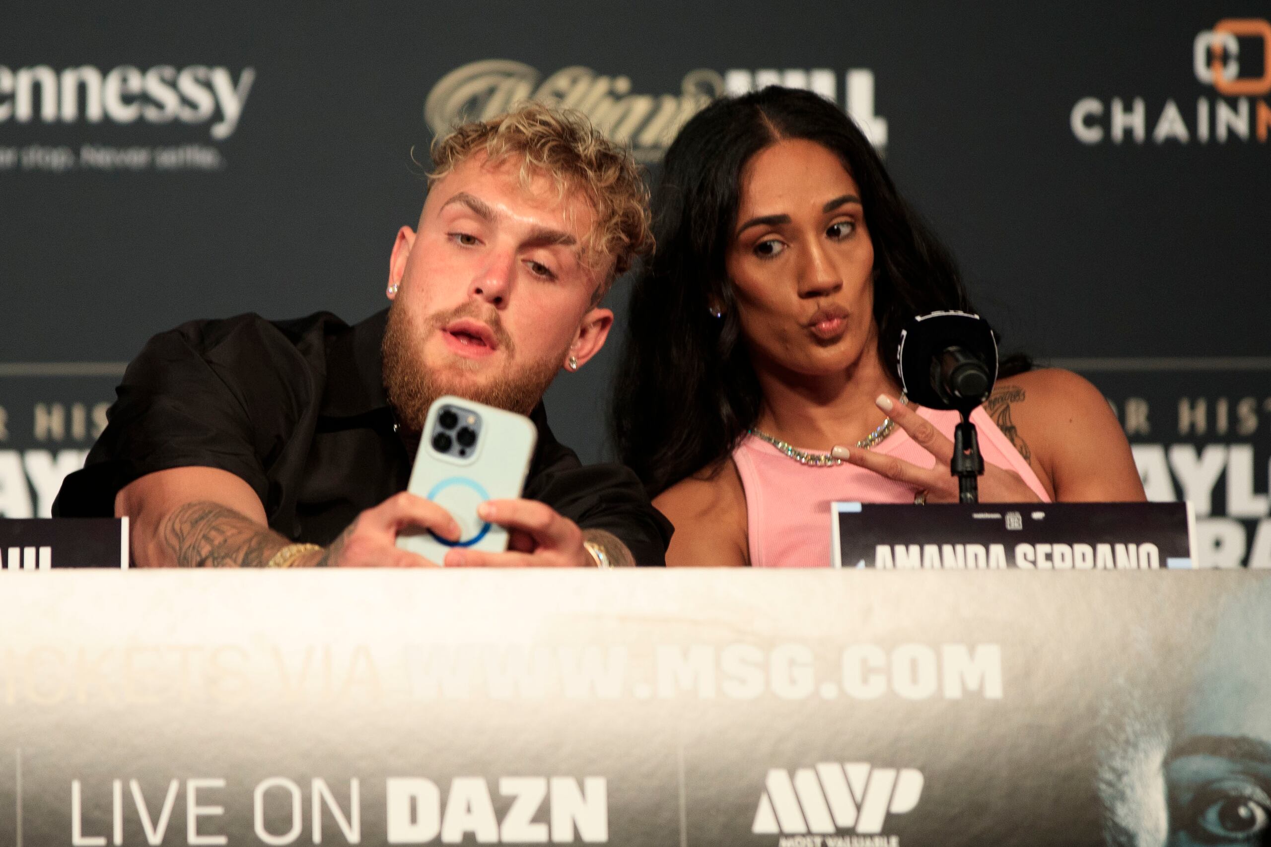 El influencer, boxeador y promotor Jake Paul, a la izquierda, coestelarizará junto a Amanda Serrano una cartelera en el Madison Square Garden programada para el 6 de agosto.