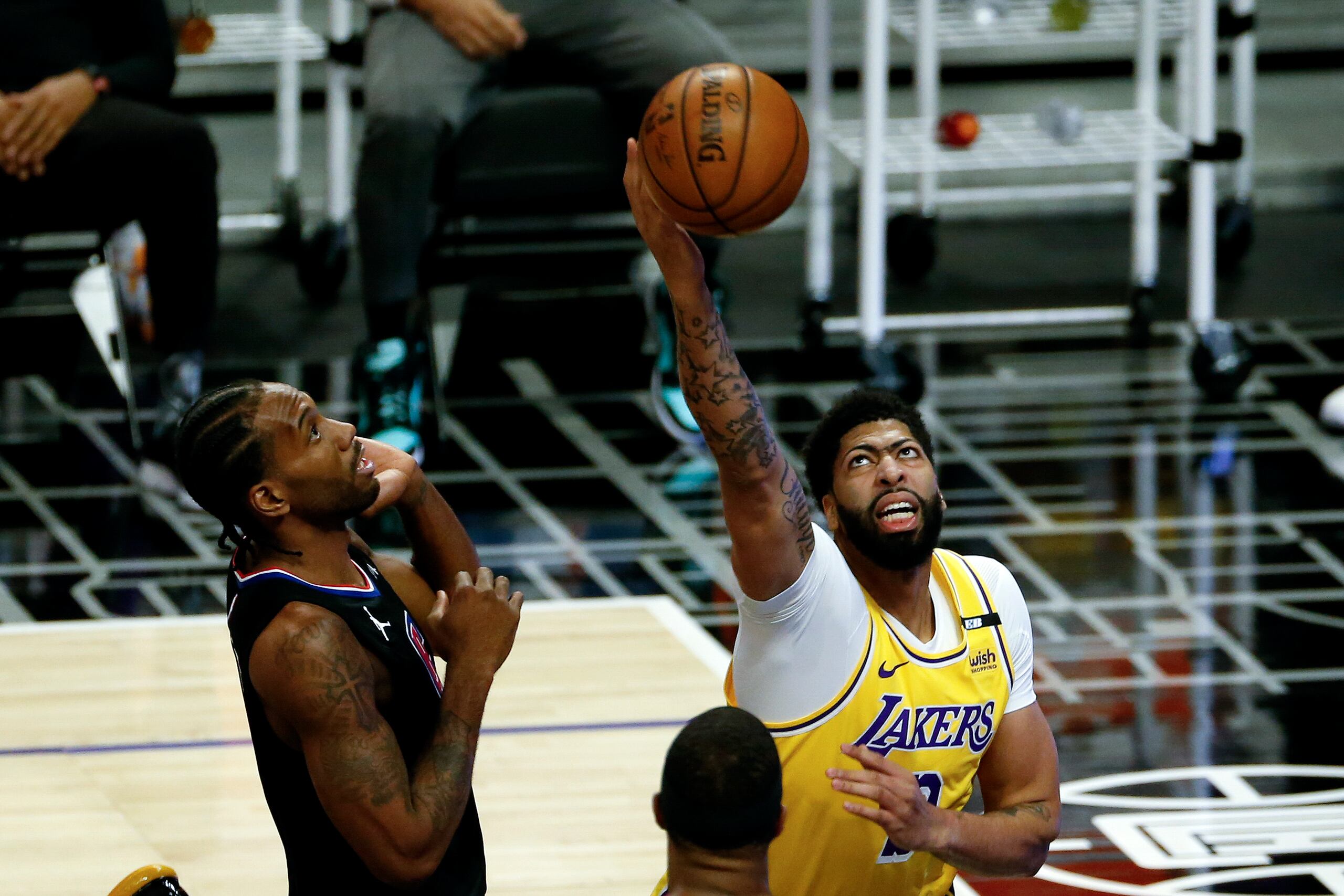 Anthony Davis, de los Lakers, apenas jugó nueve minutos en el partido contra los Clippers de Los Ángeles.