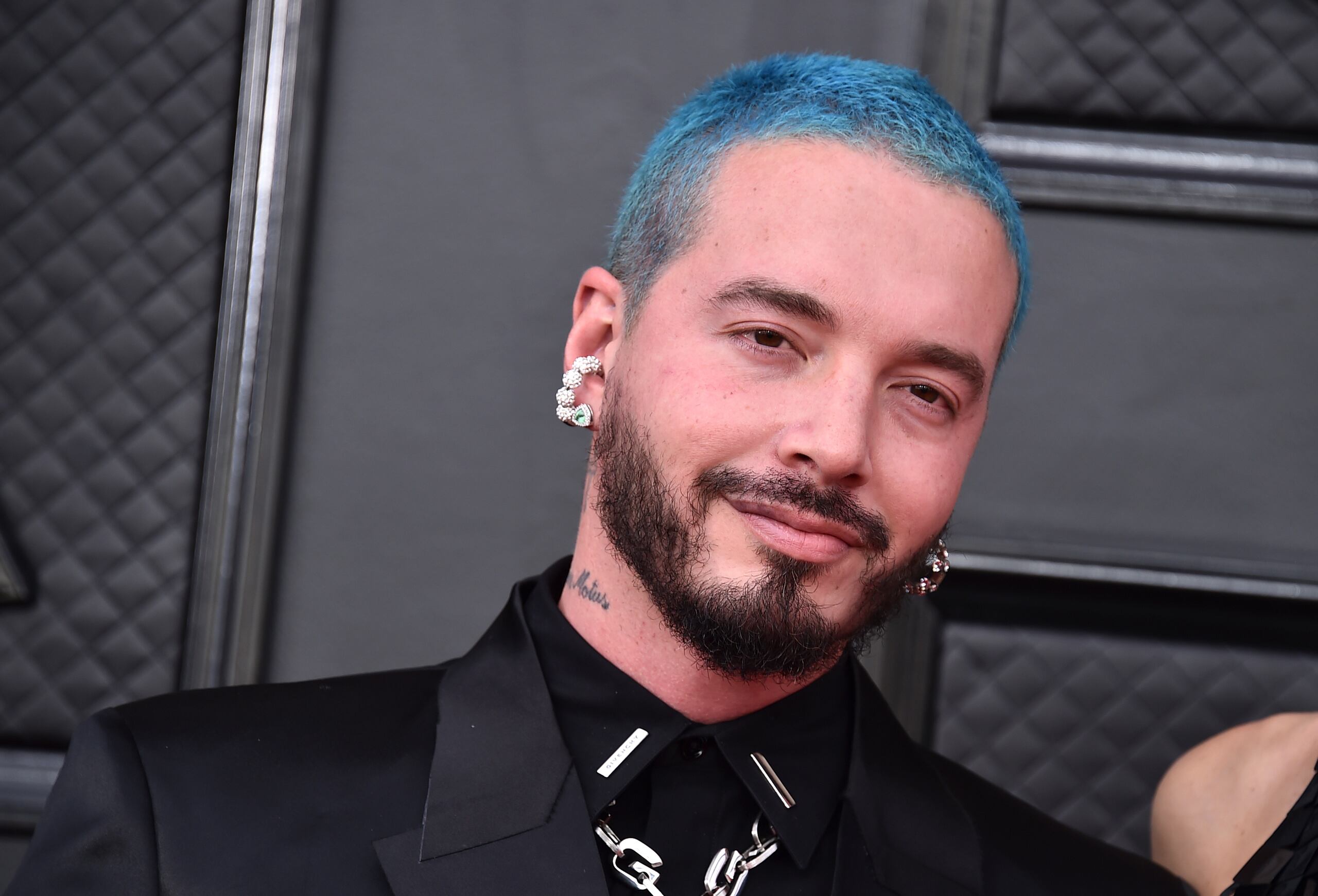 J Balvin llega a la 64ta entrega anual de los premios Grammy, el domingo 3 de abril de 2022 en Las Vegas.