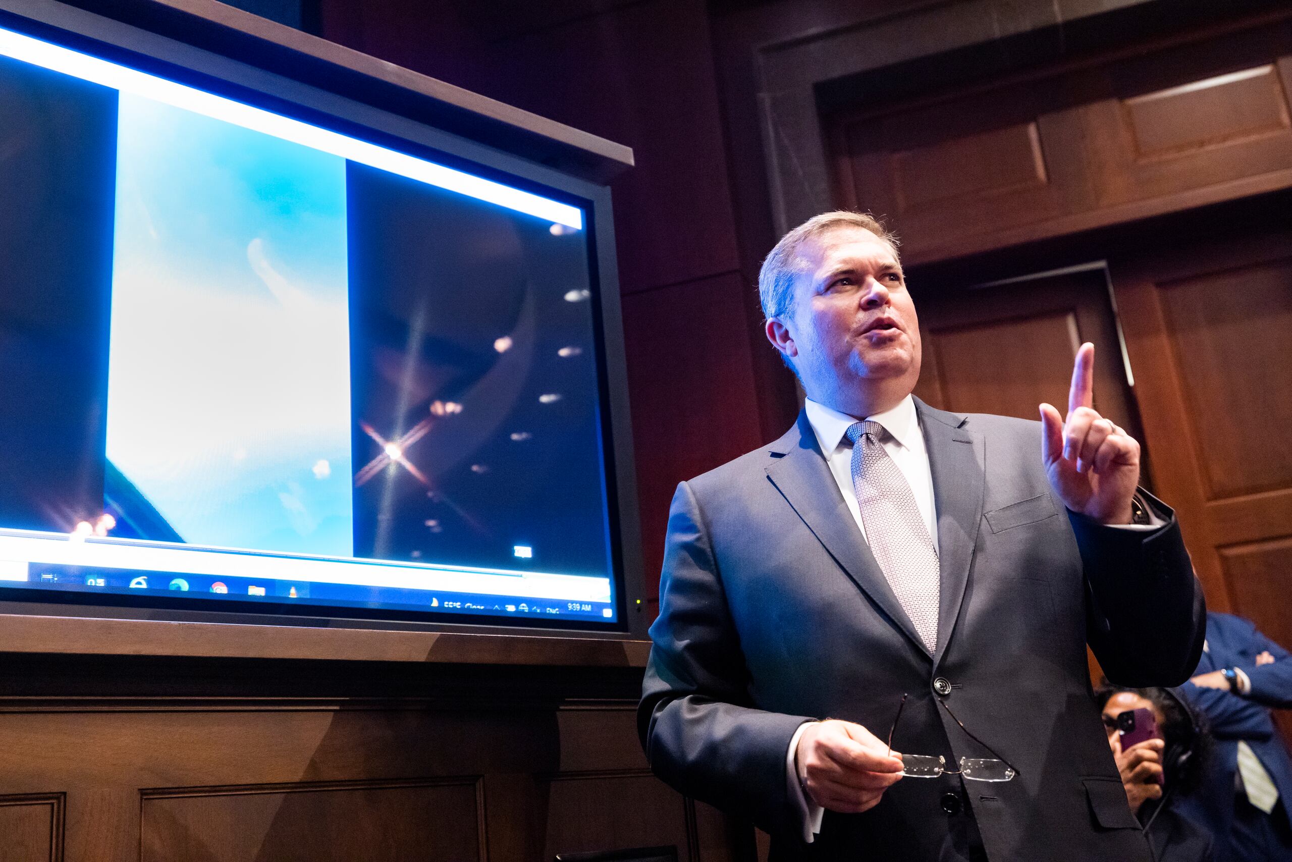 El subdirector de la Inteligencia Naval de EE.UU., Scott Bray, muestra un video en el que se ve "fenómenos voladores no identificados", este 17 de mayo de 2022, en el Congreso en Washington. EFE/Jim Lo Scalzo
