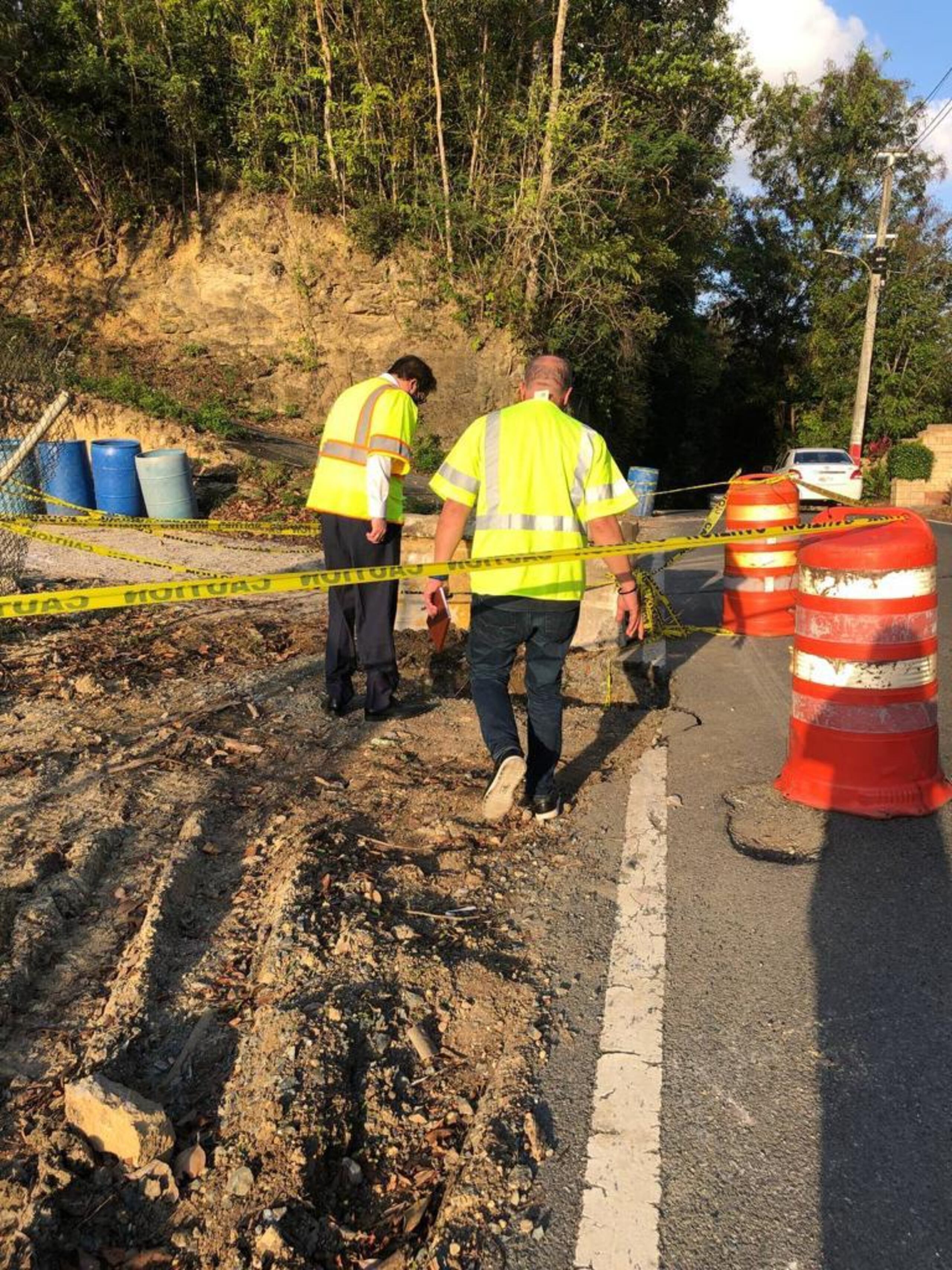 Un tramo de la carretera PR-827 en Toa Alta está intransitable por el deslizamiento de tierra sobre la vía. (Archivo)