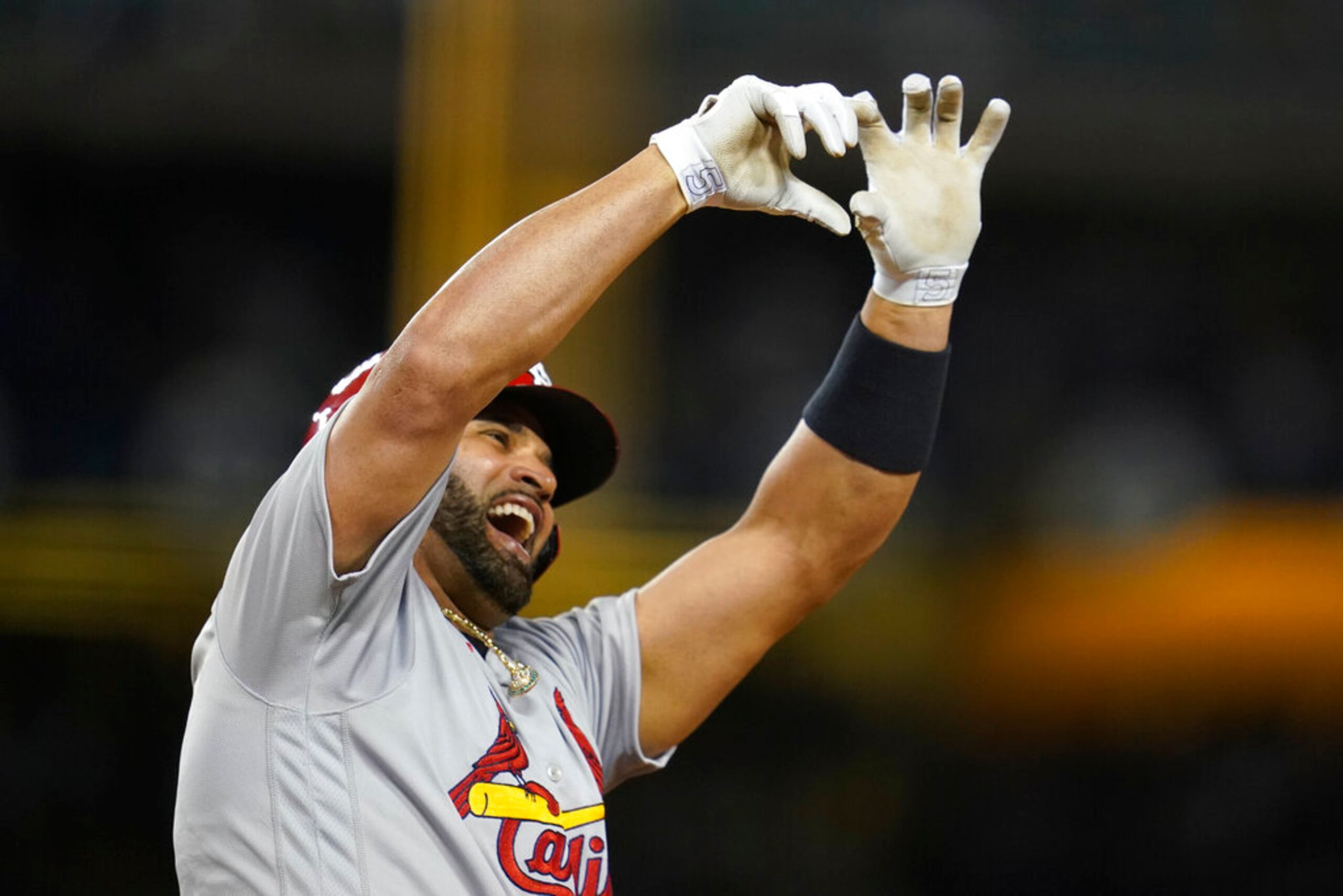 Albert Pujols celebra después de conectar su histórico cuadrangular.