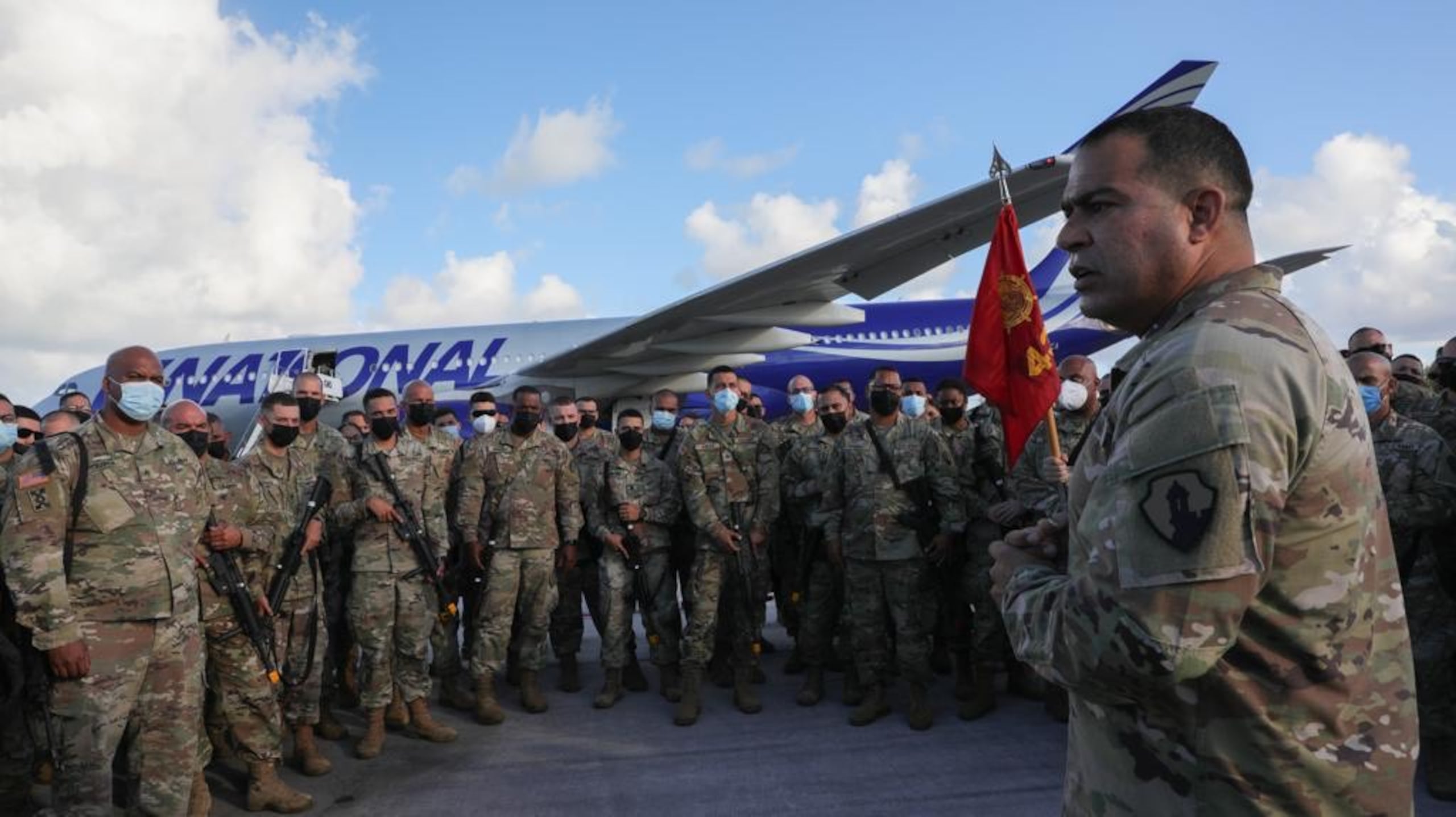 El coronel Carlos Cáceres, Comandante de la Reserva del Ejercito de los Estados Unidos en Puerto Rico, se dirige a los miembros de la unidad 432 antes de partir.