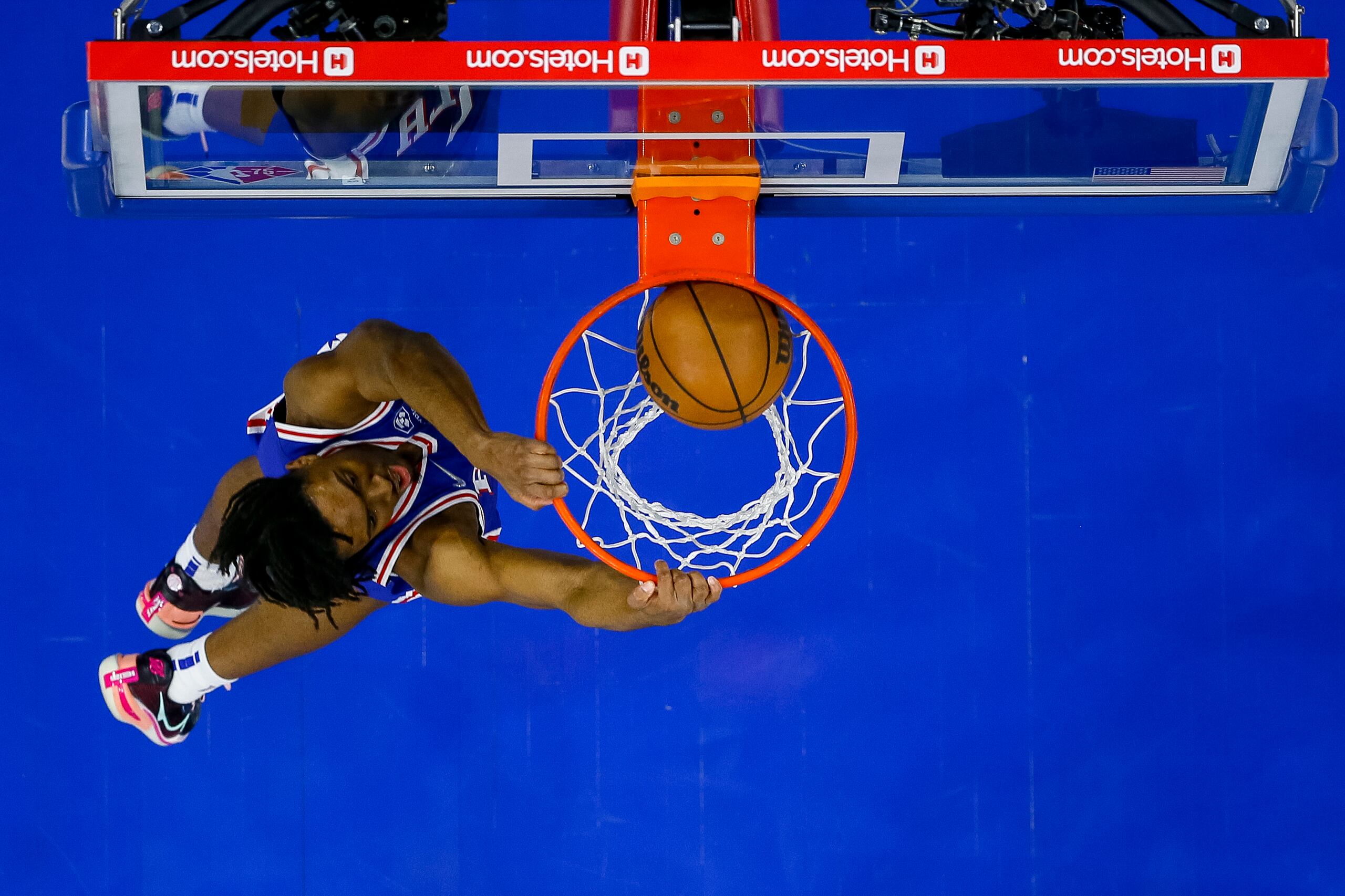 Tyrese Maxey, de los Sixers de Filadelfia, donquea un balón durante el desafío del sábado en el que su equipo dominó 131-111 a los Raptors de Toronto.