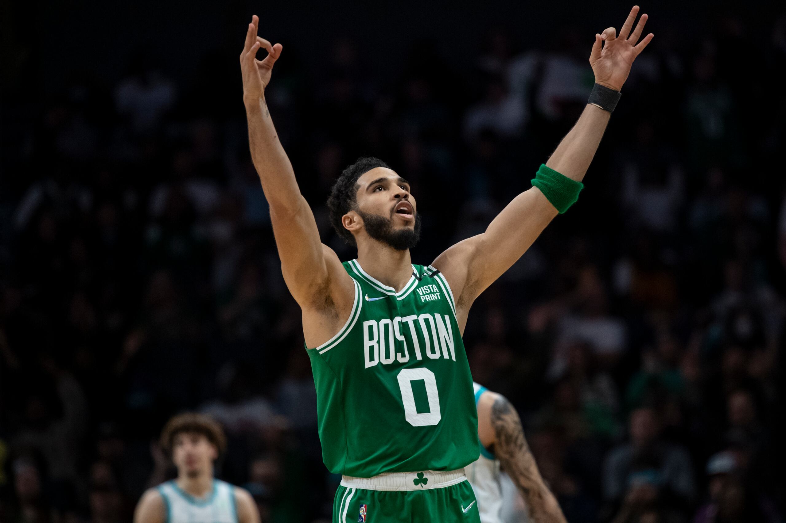 El delantero de los Celtics de Boston, Jayson Tatum, celebra tras colar un triple durante el partido del miércoles ante los Hornets de Charlotte.