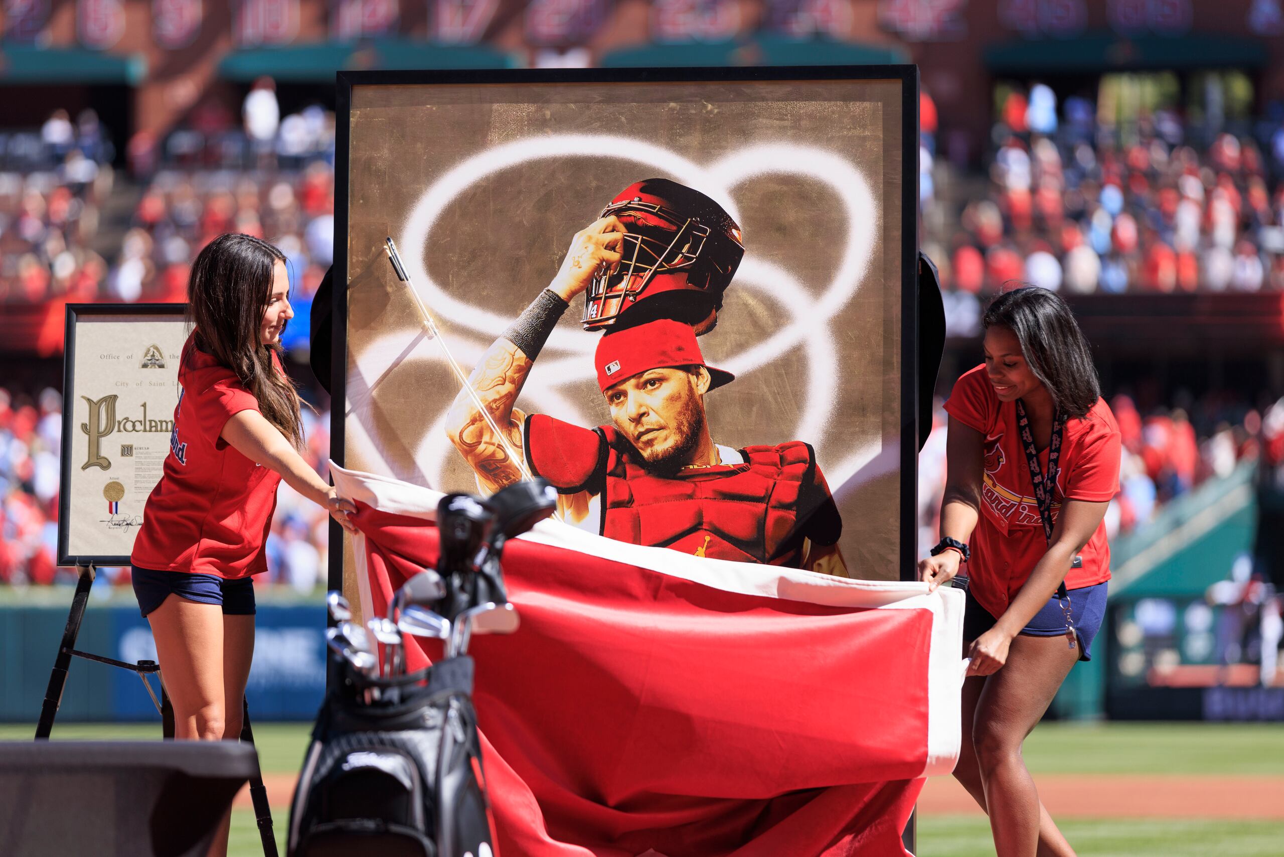 Yadier Molina recibió esta obra creada por el artista puertorriqueño Carlos Mercado.