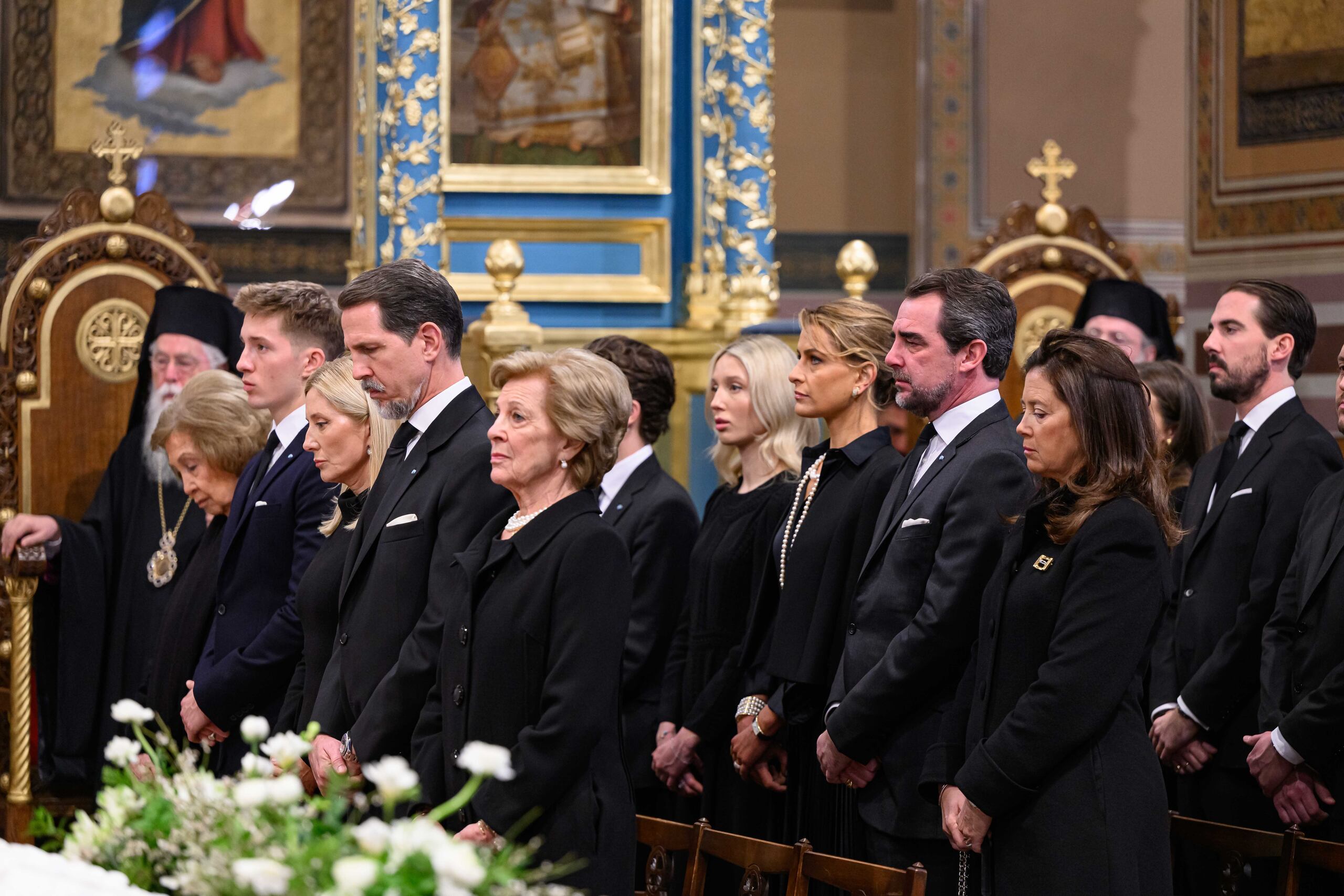 La reina emerita de España Sofía y la mujer e hijos del fallecido rey Constantino de Grecia en el oficio religioso en memoria del monarca celebrado en la catedral de Atenas. (Grecia, España, Atenas) EFE/EPA/KOMINIS NIKOLAOS / POOL