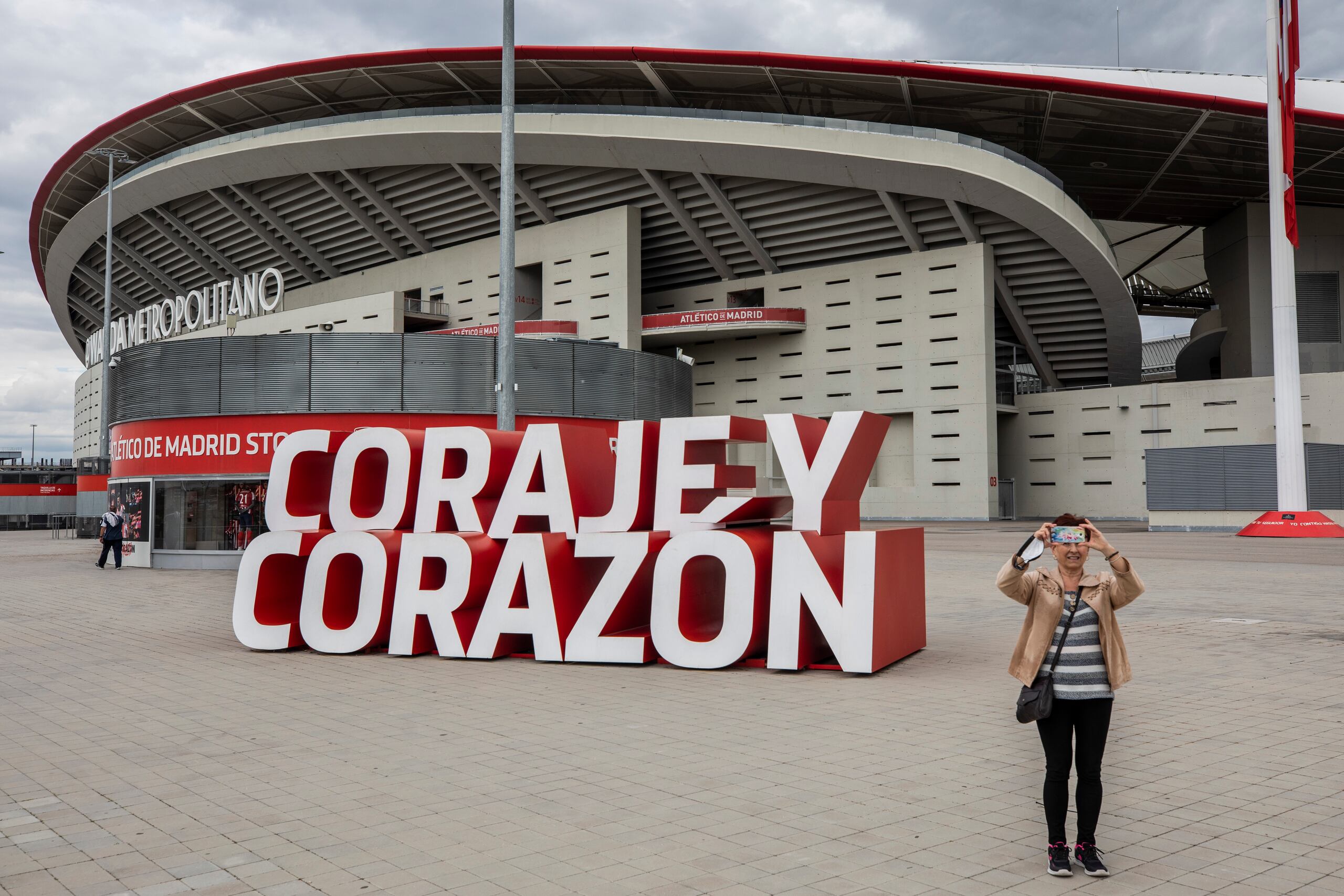 Una mujer toma una foto frente al estadio Wansa Metropolitano del Atlético de Madrid. Este equipo se sumó al Inter, Chelsea, Man City y al resto de los equipos británicos que se retiraron de la Superliga.