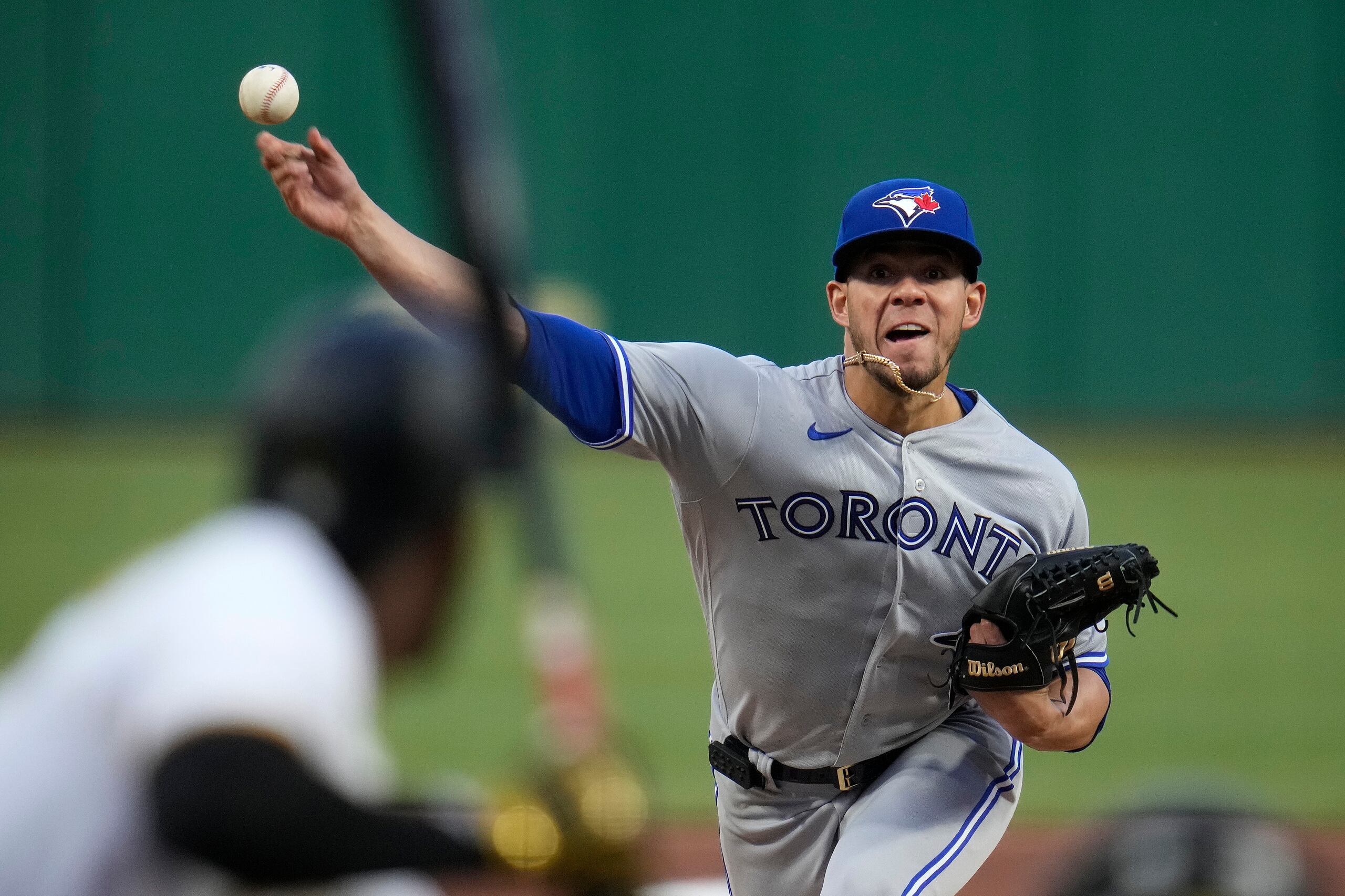 El puertorriqueño José Berríos, abridor de los Blue Jays de Toronto, ejecuta un lanzamiento ante los Pirates de Pittsburgh el sábado.