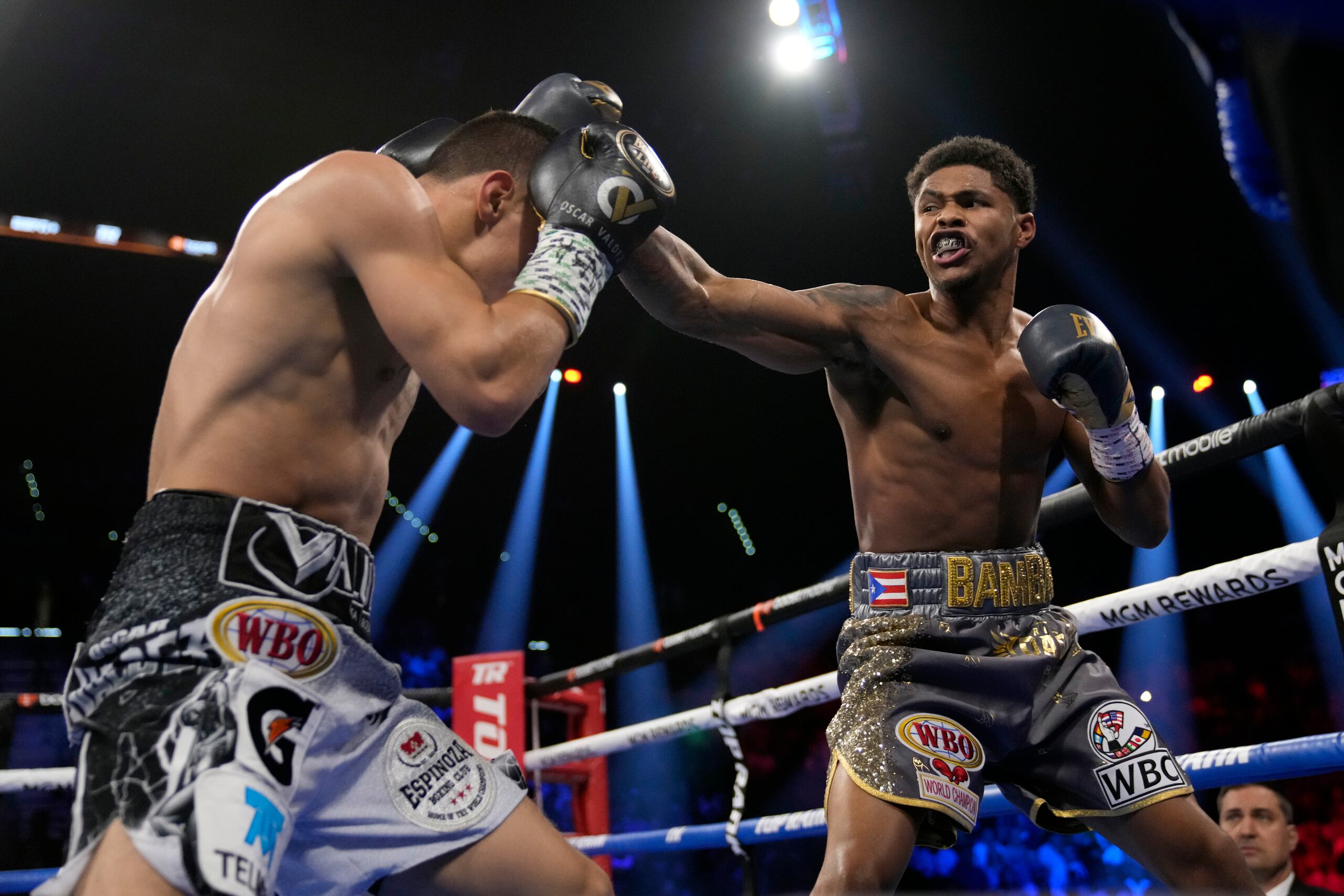 Shakur Stevenson venció a Oscar Valdez para unificar dos cetros de las 130 libras.