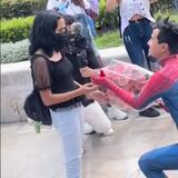 Joven le pide matrimonio a su novia vestido de Spiderman