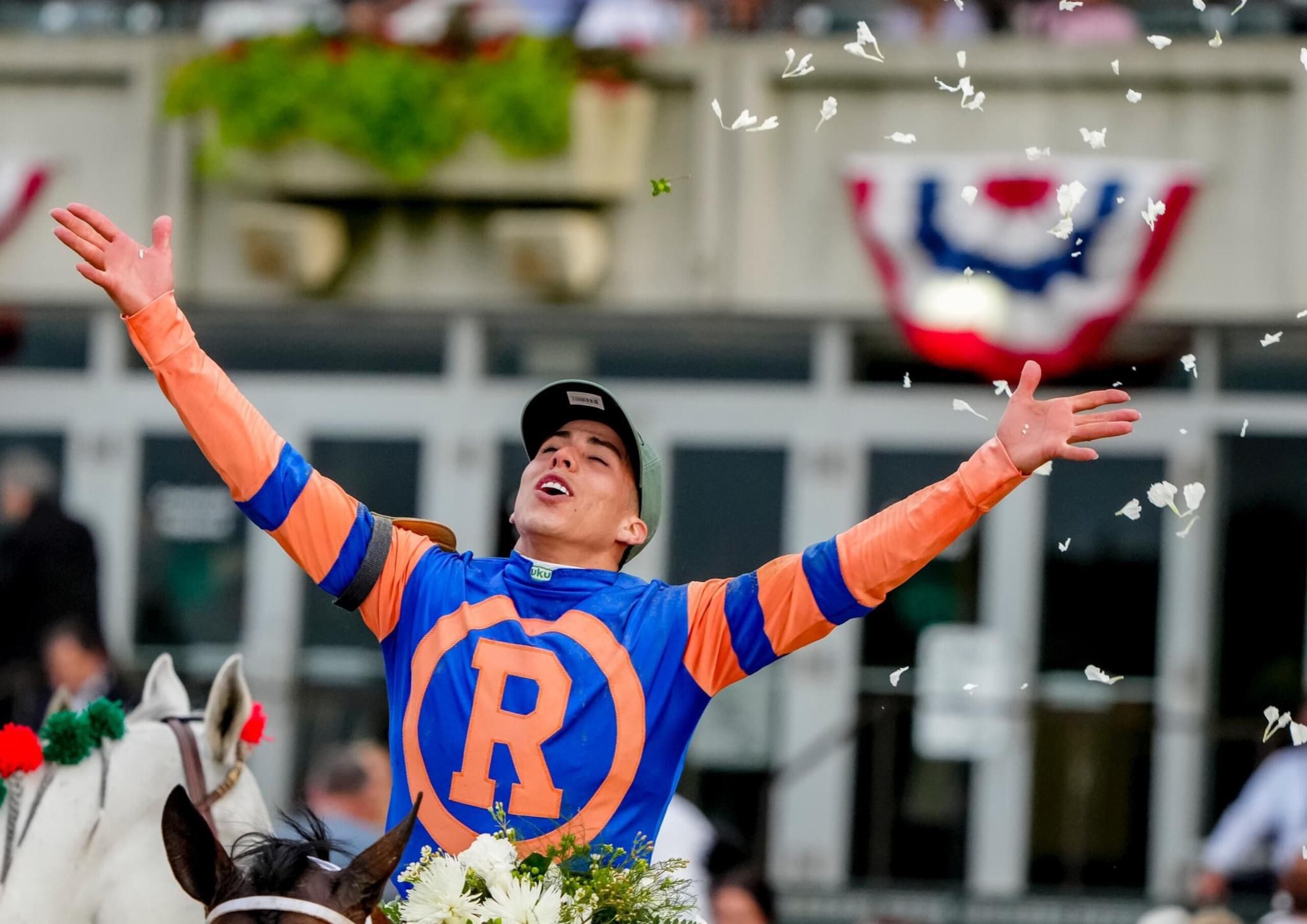 Irad Ortiz lanza las rosas luego de ganar el Belmont Stakes con Mo Donegal.