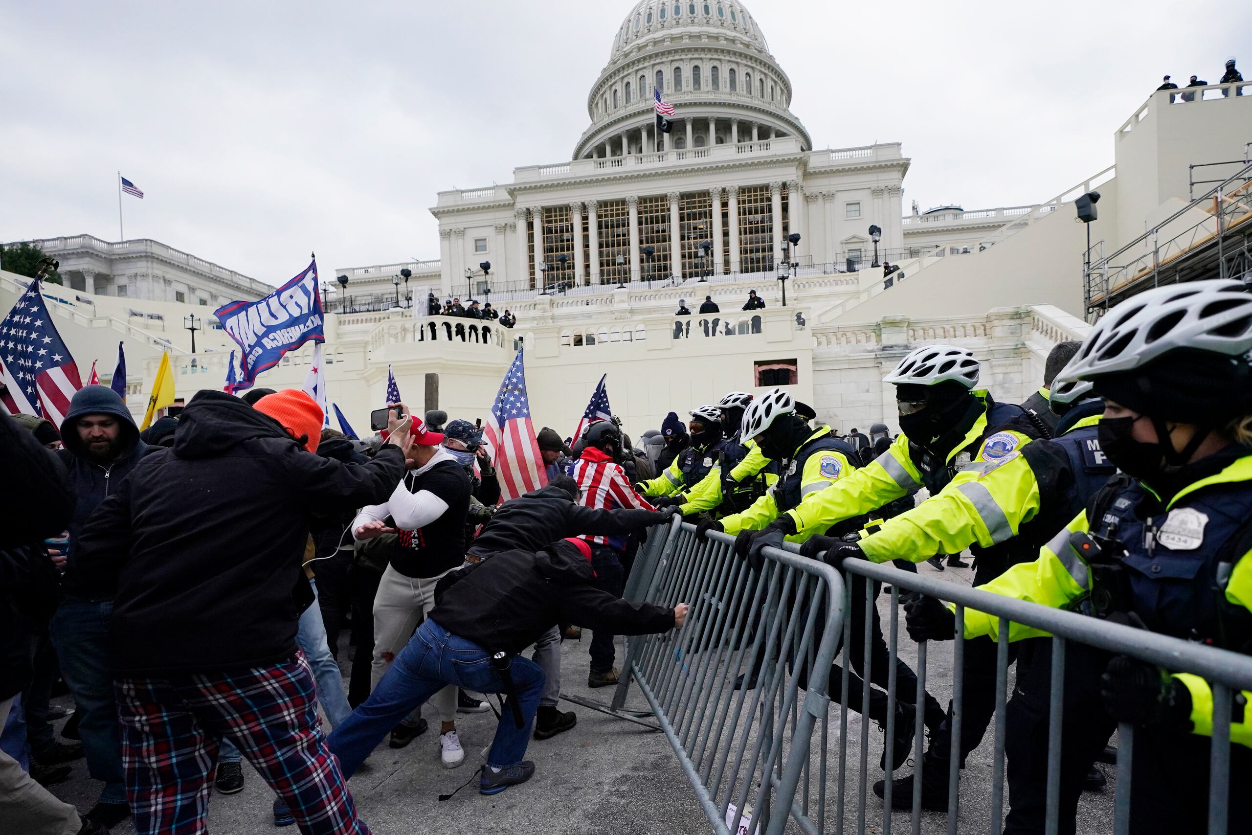 Partidarios de Donald Trump se enfrentan a las autoridades el 6 de enero de 2021 en el Capitolio federal.