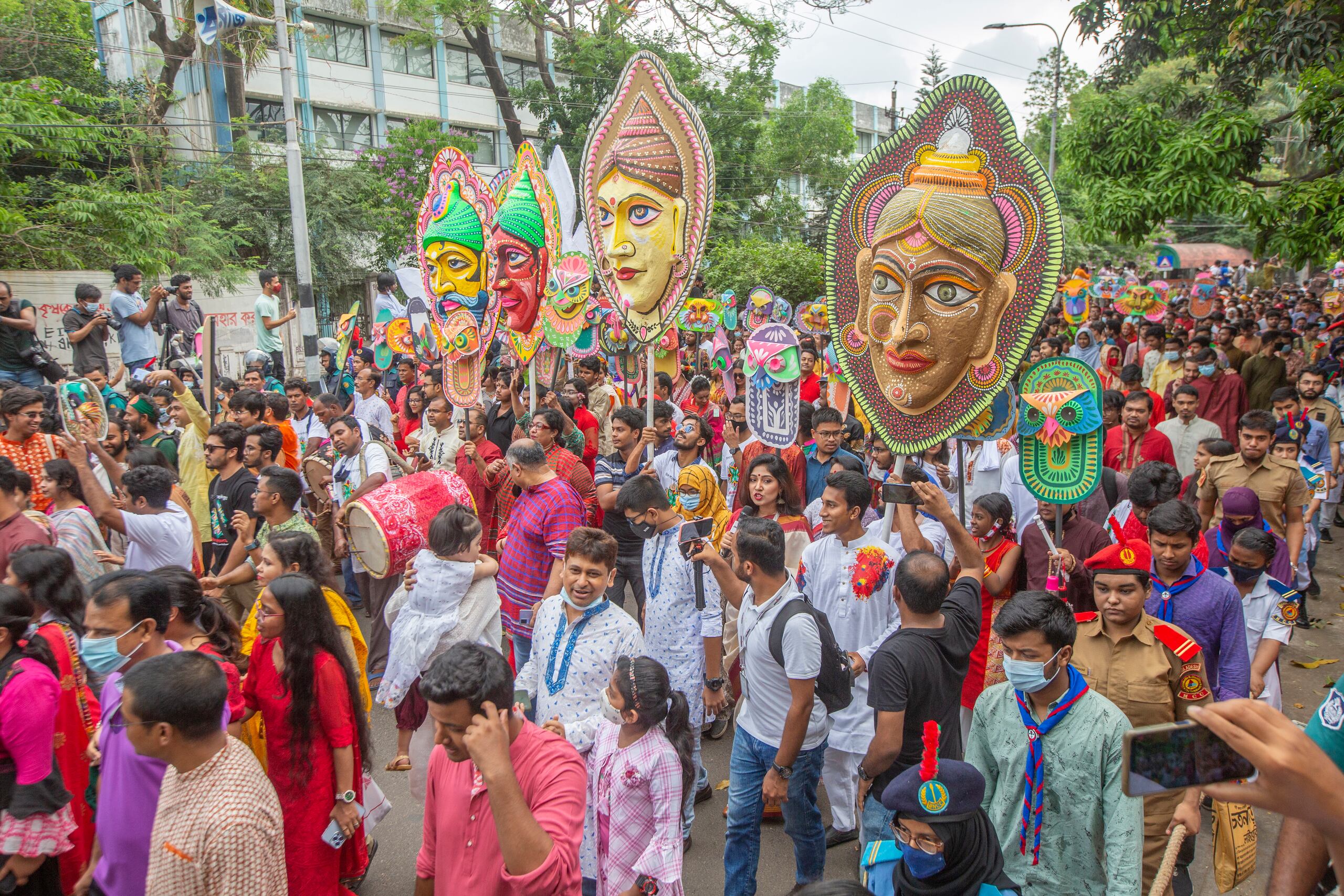 Tradicionalmente, las actividades comienzan temprano en la mañana, encabezadas por la organización cultural Chhayanaut, que interpreta canciones y poemas en el parque Ramna de la capital. EFE/EPA/MONIRUL ALAM