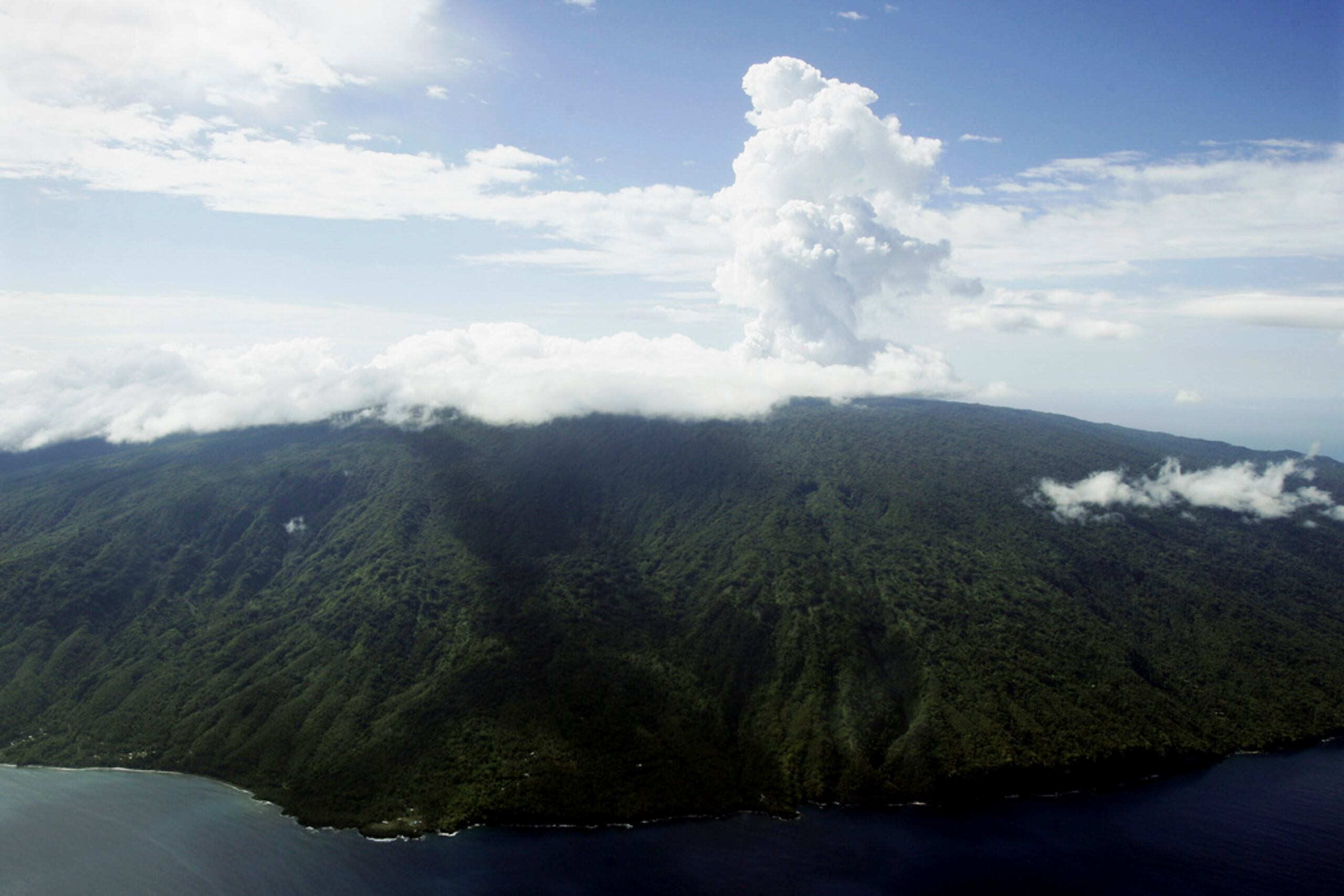 En esta imagen de archivo, una nube de vapor sale del lago Vui, en el cráter del volcán Monte Manaro, en la isla de Ambae, en el archipiélago de Vanuatu, el 8 de diciembre de 2005.